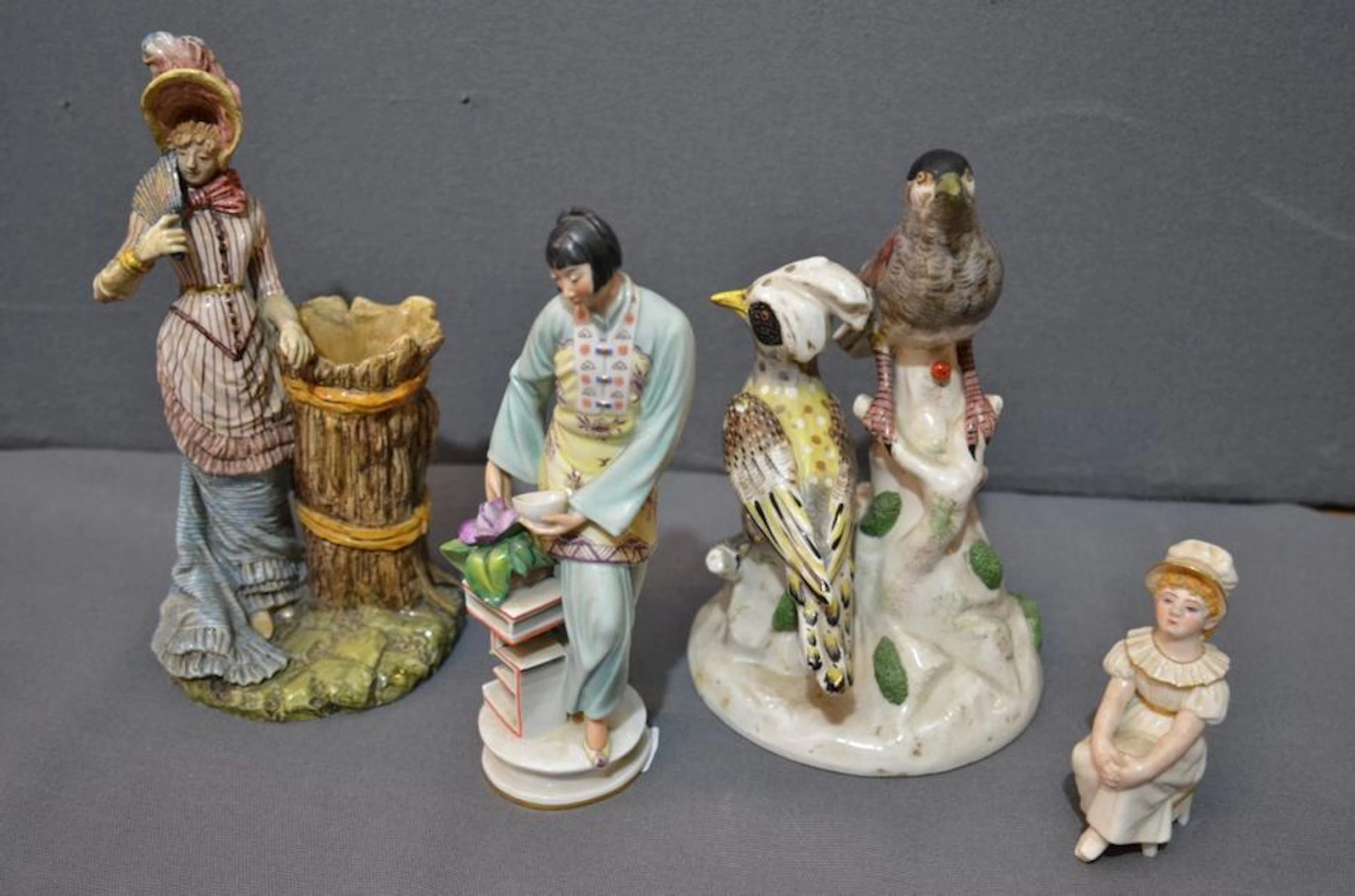 Quatre STATUETTES en porcelaine ou faïence...