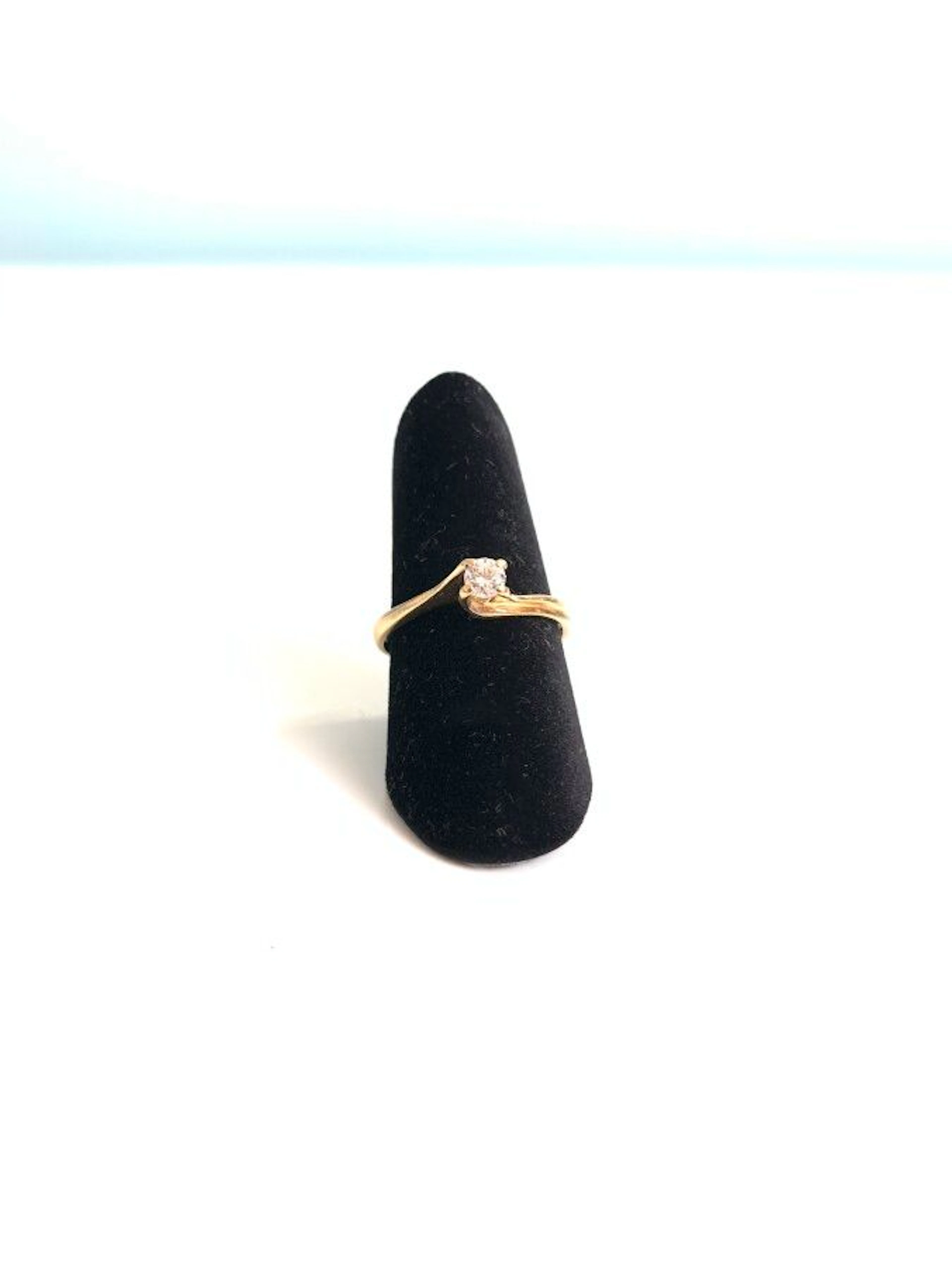BAGUE solitaire en or (750) sertie d'un petit... - Lot 109 - Eve