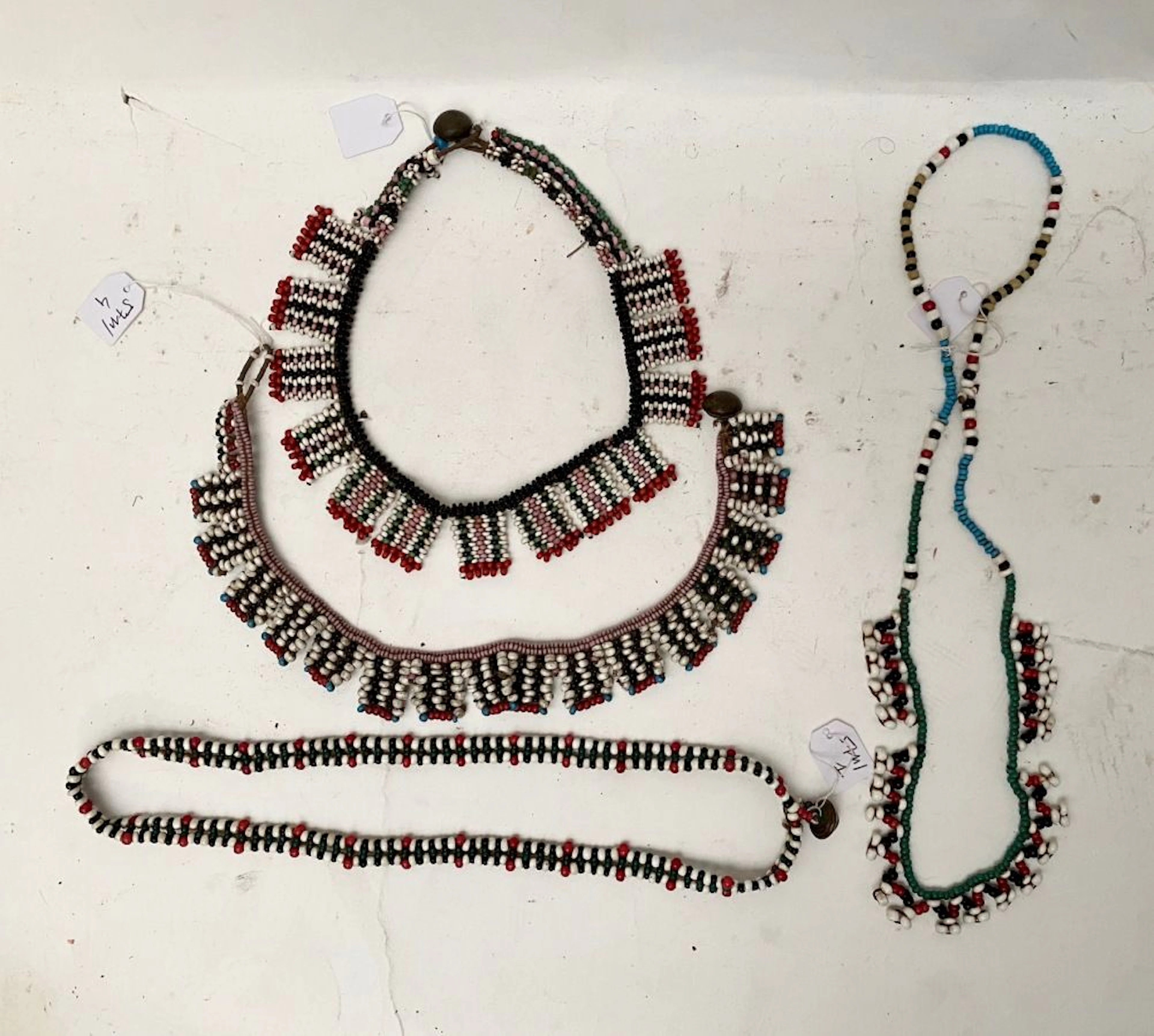 Ensemble de 4 colliers en perlage multicolore... - Lot 110 - Eve