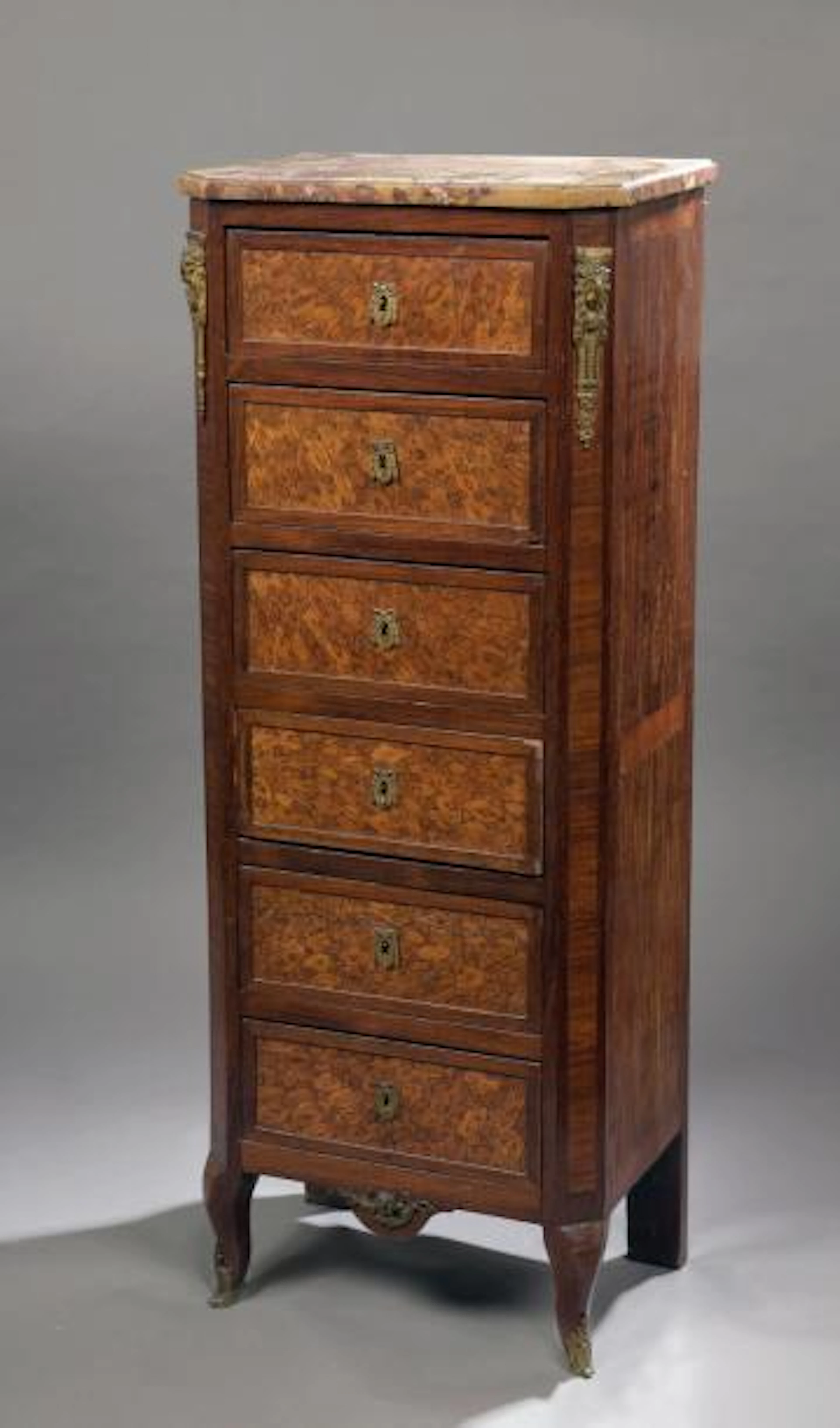 Petit chiffonnier à six tiroirs à décor marqueté…