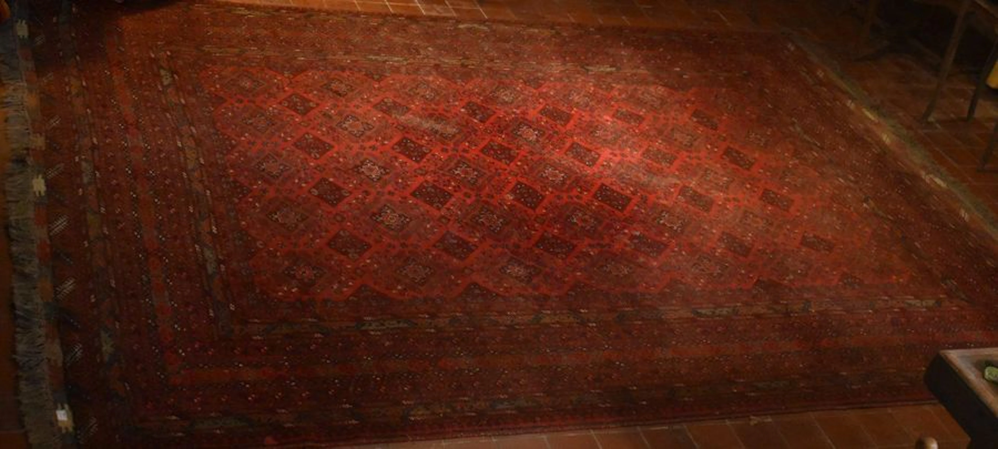 TAPIS à fond rouge à décor afghan. 350 x…