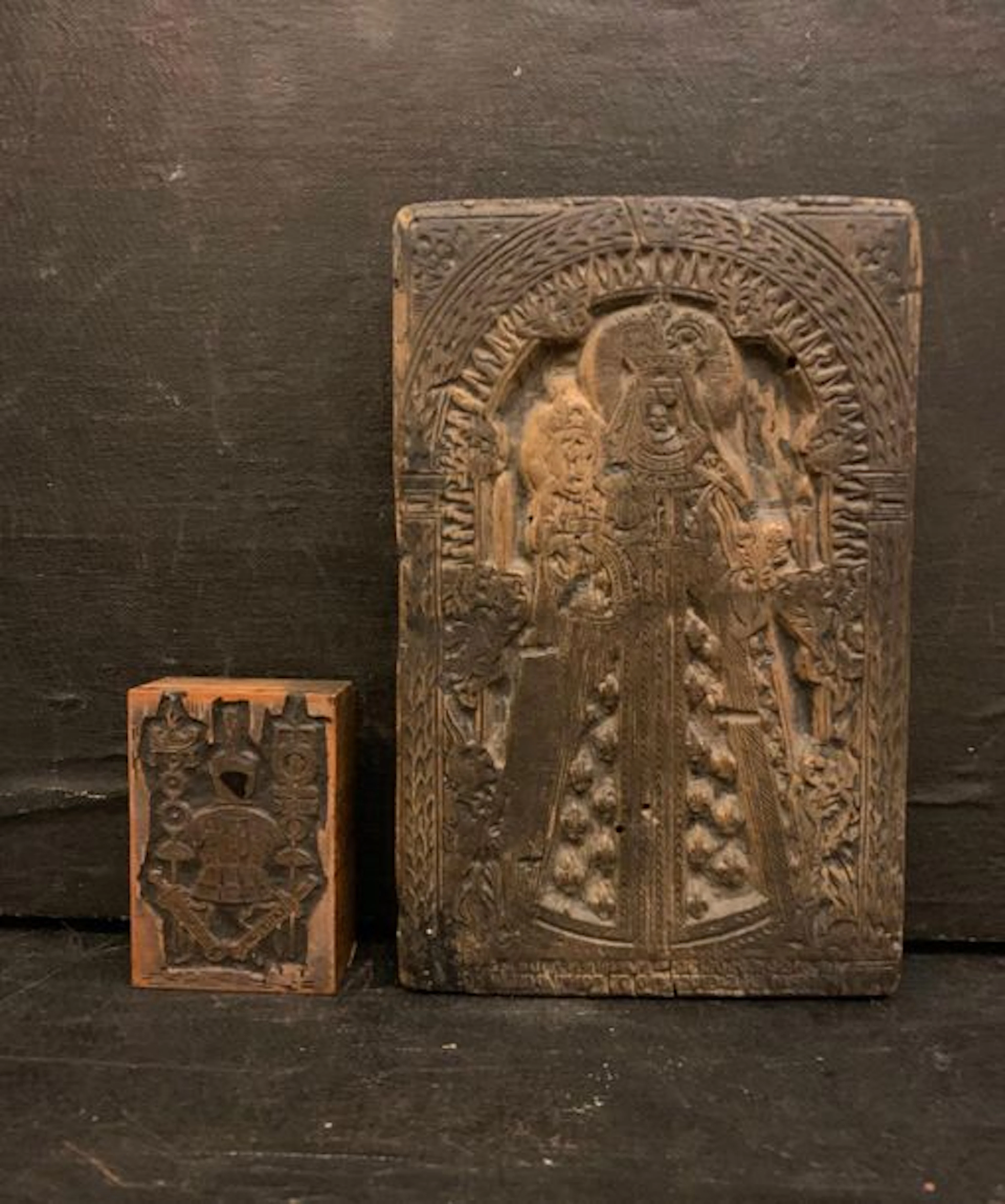 Deux bois d'impression, l'un en buis sculpté…