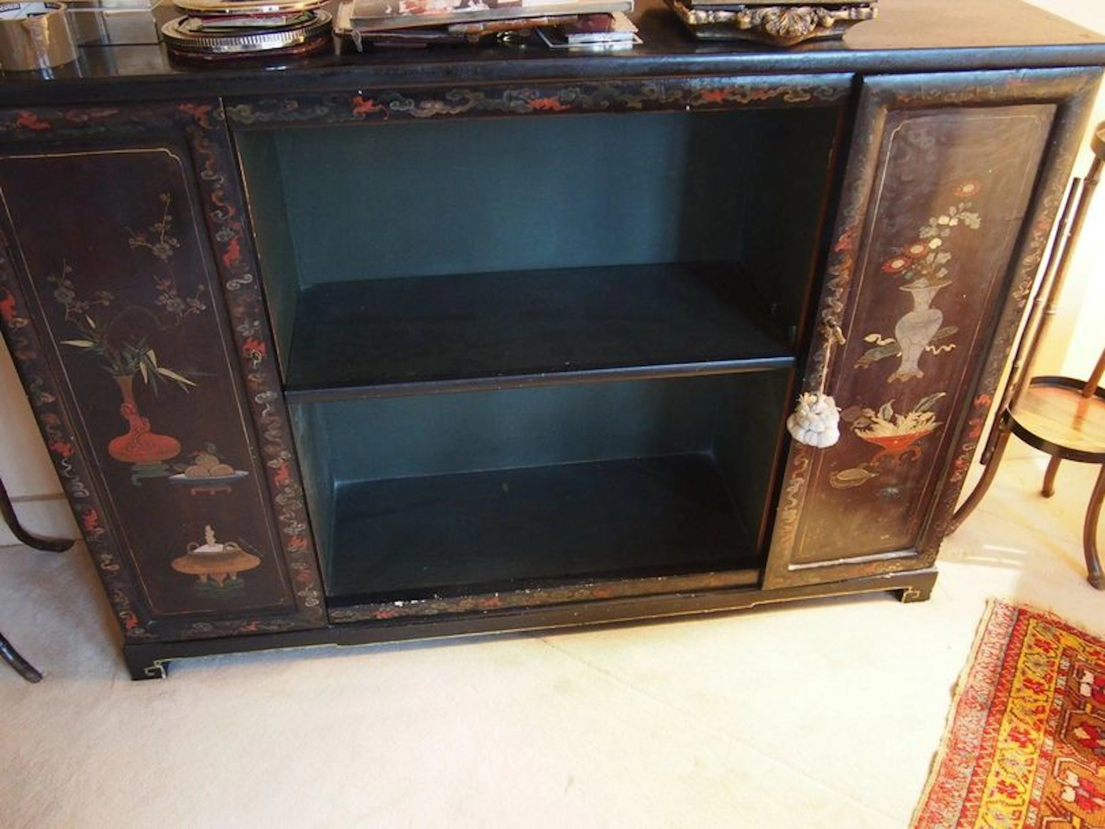 MEUBLE d'entre-deux en bois laqué style chinois,…