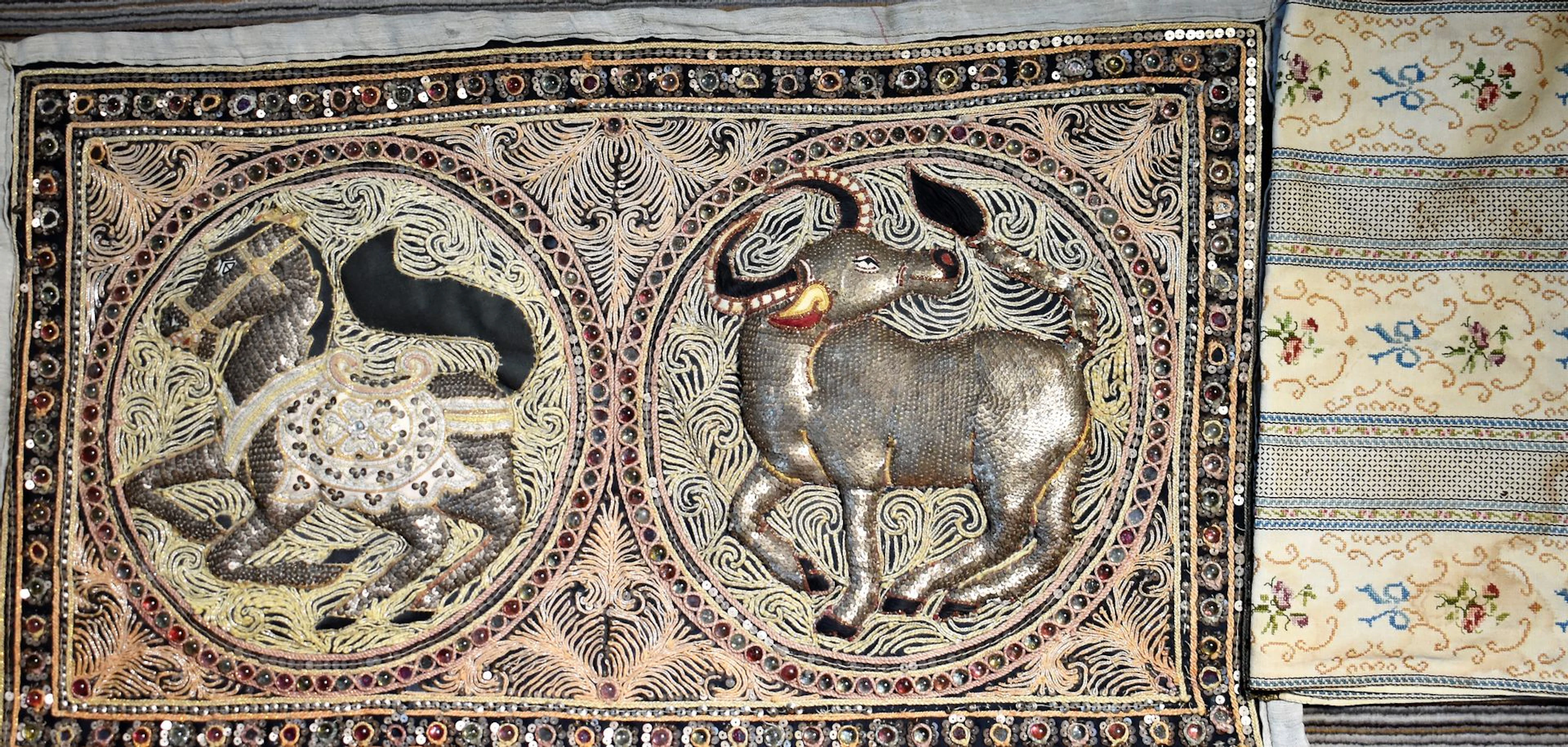 BRODERIE indienne à décor de buffle et cheval.... - Lot 65 - Ferri & Associés