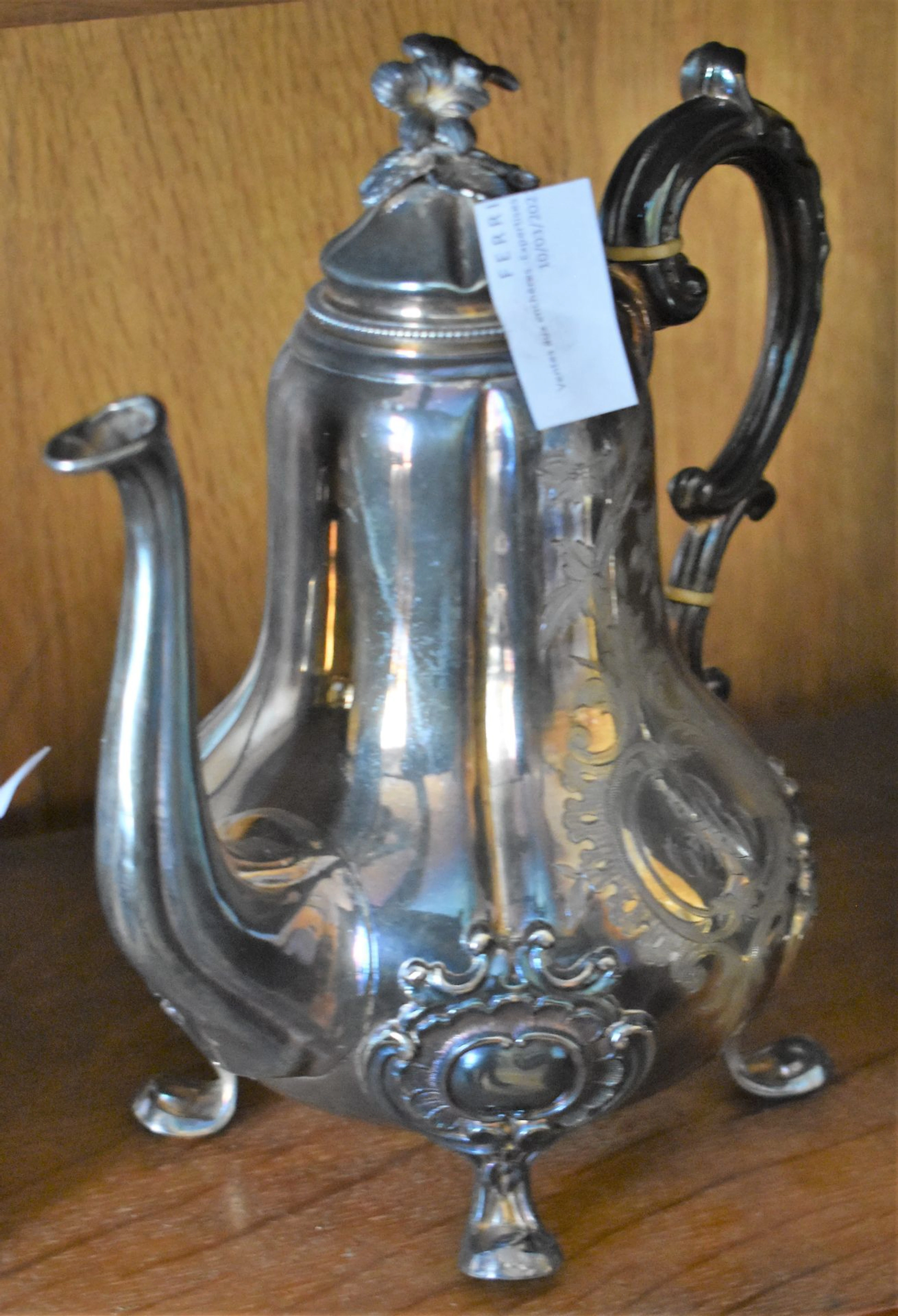 CAFETIERE à côtes sur quatre pieds en argent,... - Lot 146 - Ferri & Associés