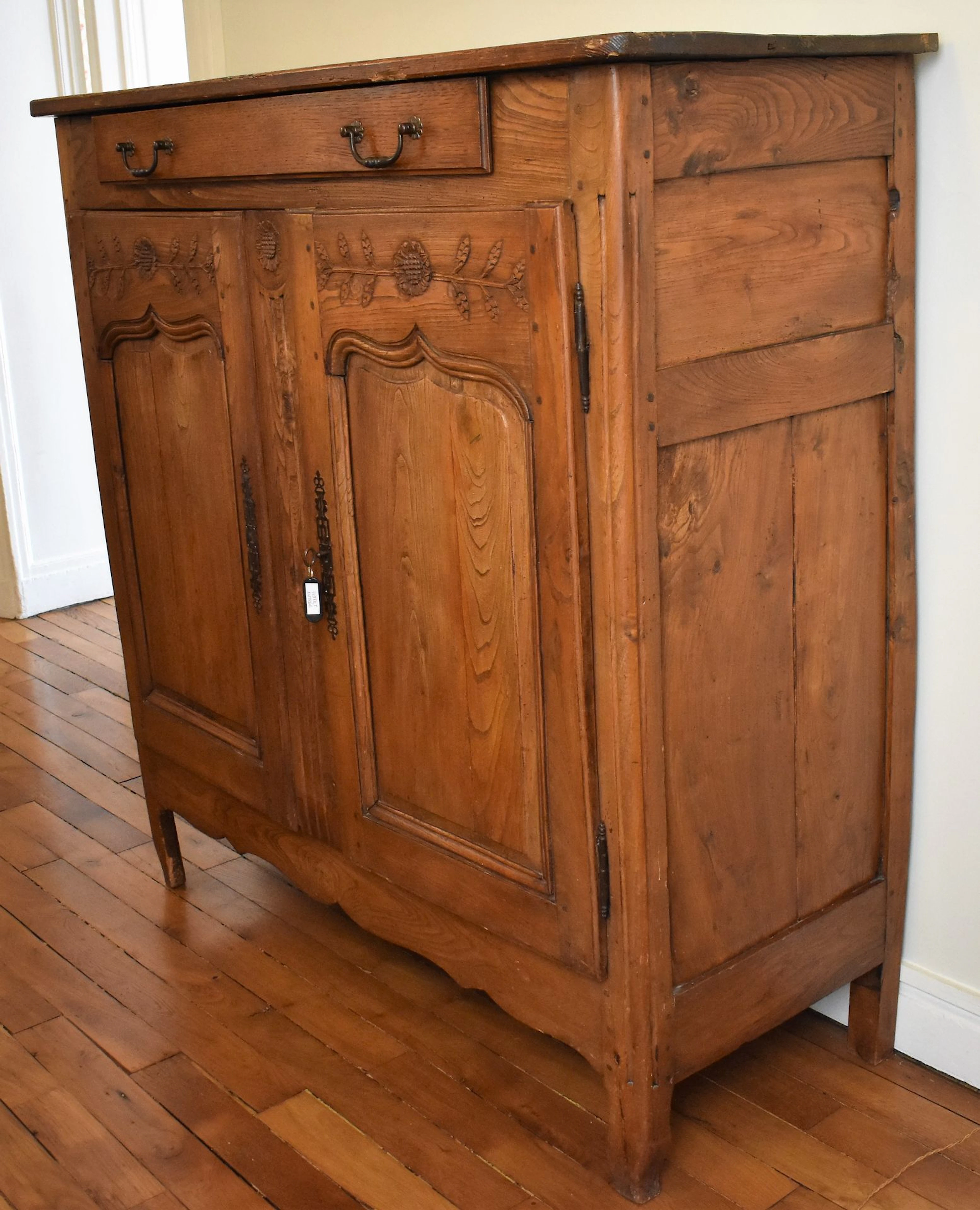 BUFFET en chêne sculpté de branchages fleuris,... - Lot 304 - Ferri & Associés