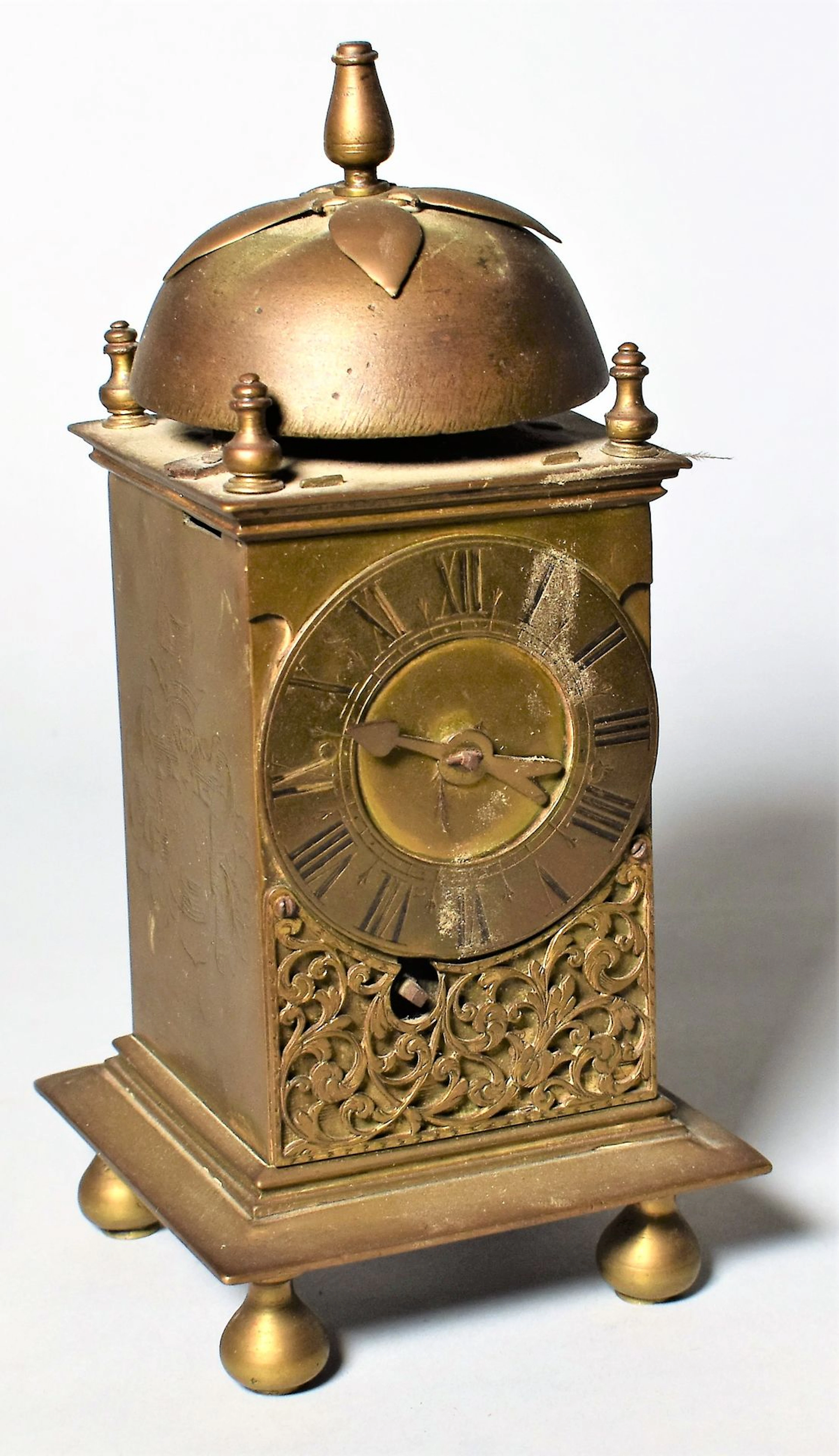 HORLOGE DE TABLE en bronze doré à décor de... - Lot 136 - Ferri & Associés