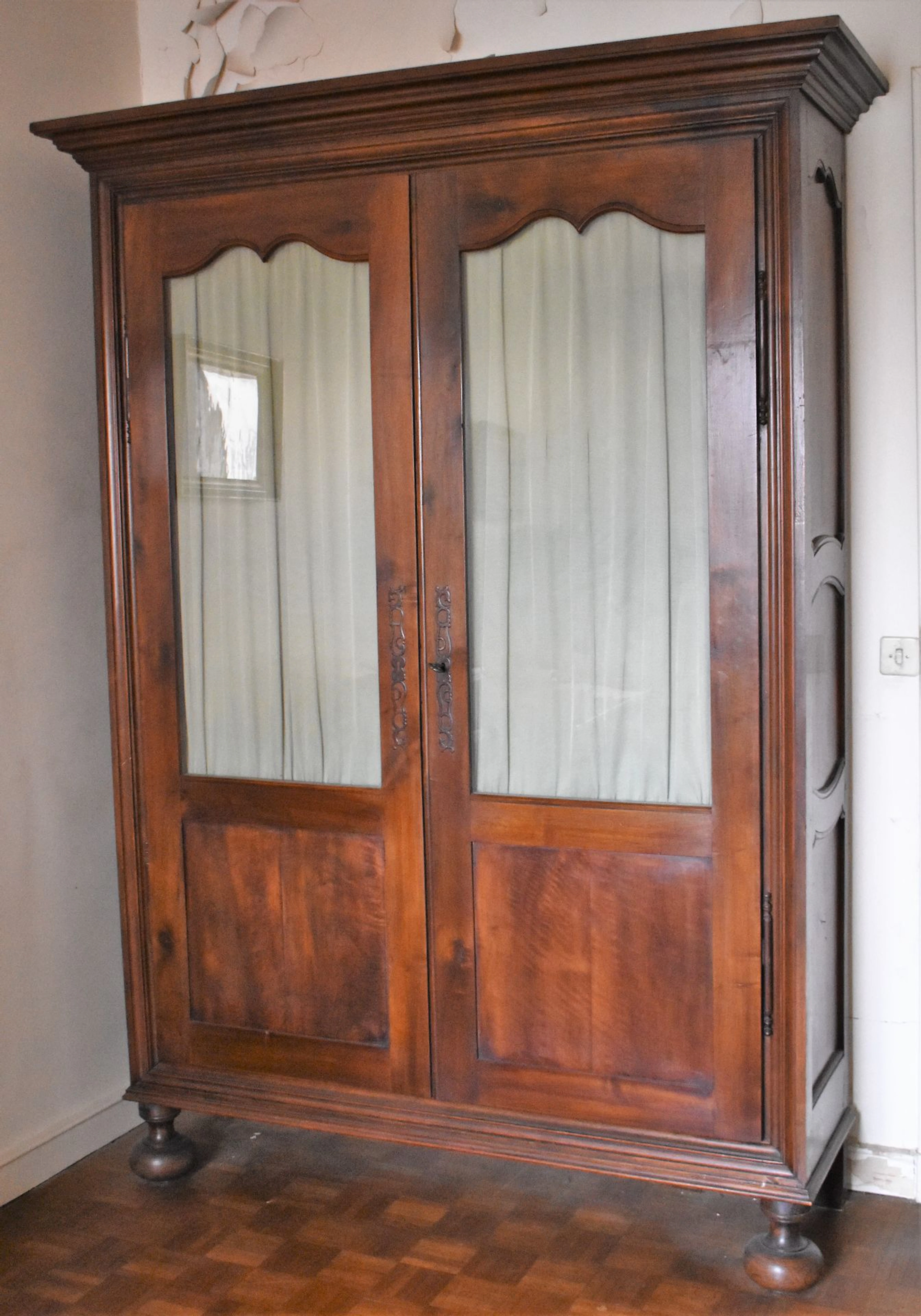 ARMOIRE vitrée deux portes en noyer, pieds... - Lot 243 - Ferri & Associés
