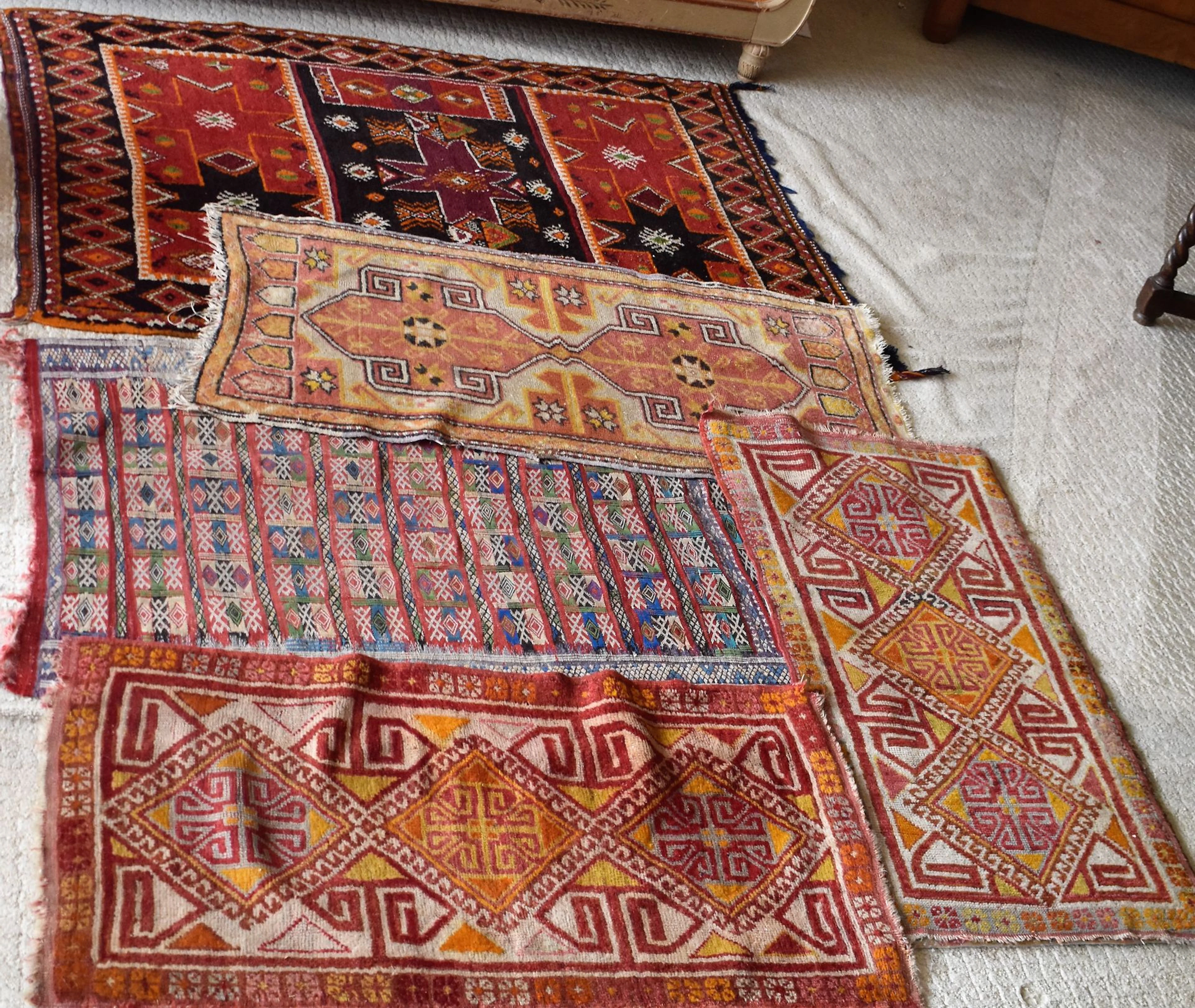CINQ PETITS TAPIS dont un KILIM. Lot délivré... - Lot 285 - Ferri & Associés