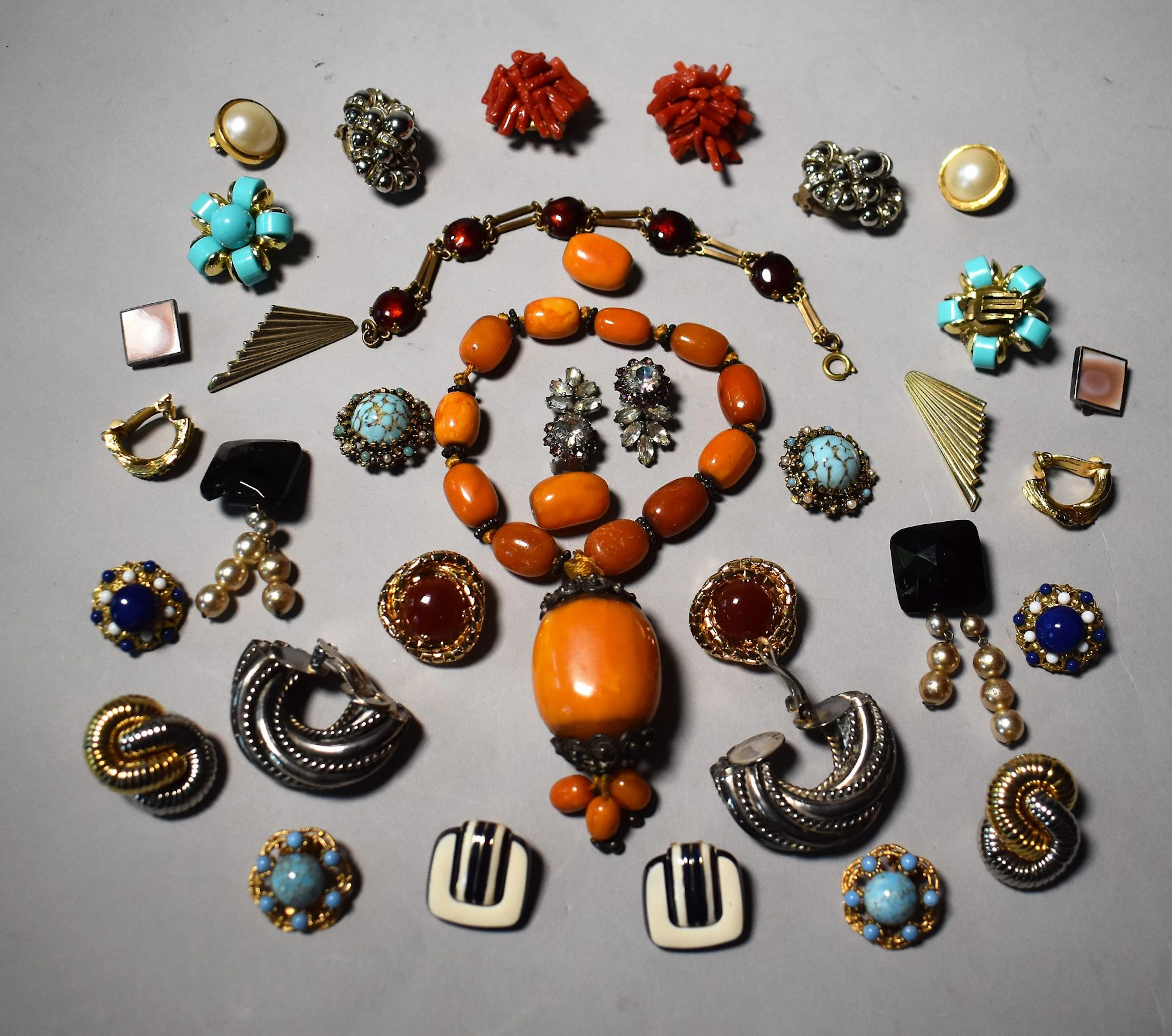 LOT DE BIJOUX FANTAISIE : six paires de clips... - Lot 79 - Ferri & Associés