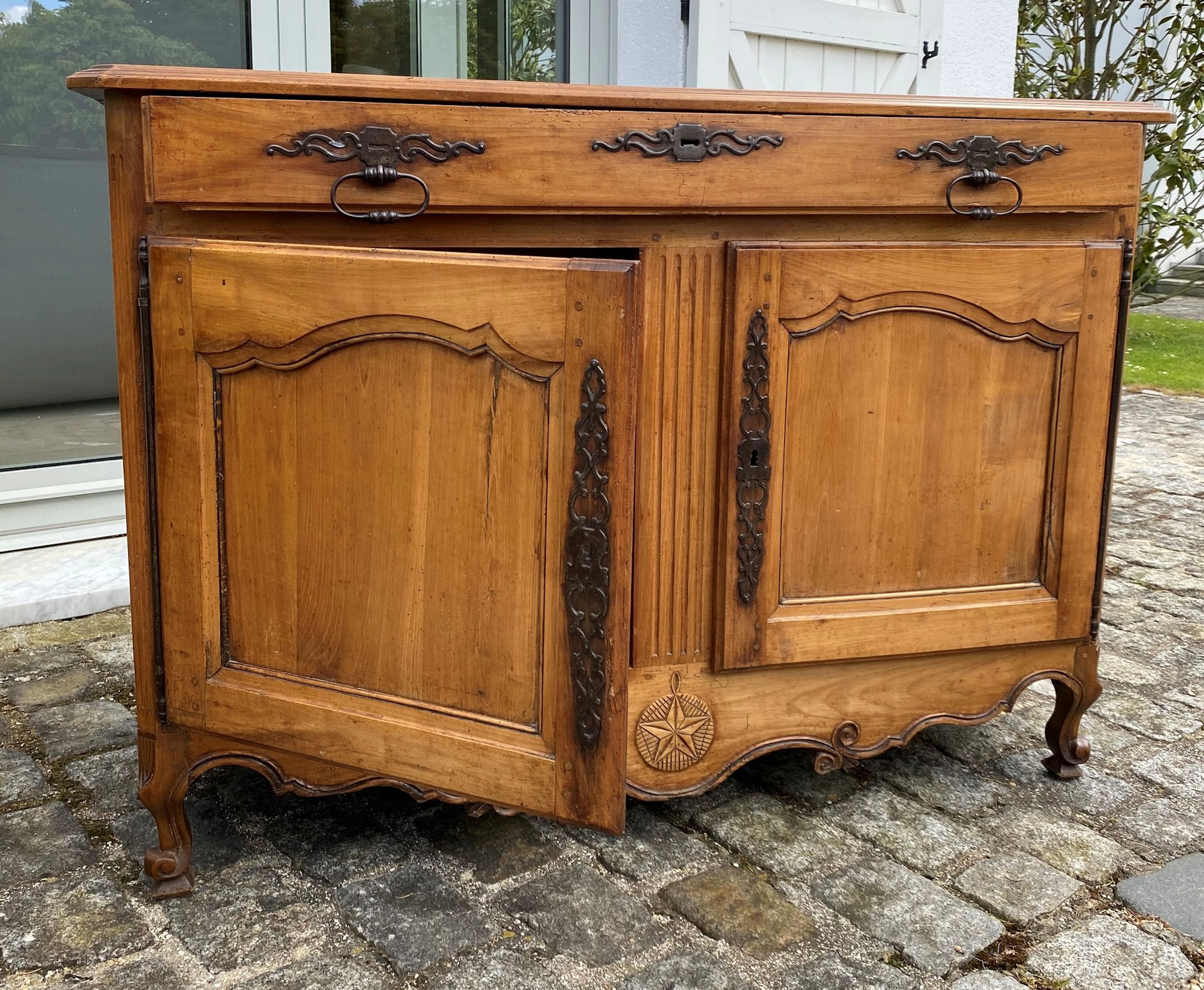 BUFFET en noyer ouvrant à un tiroir et deux... - Lot 203 - Ferri & Associés