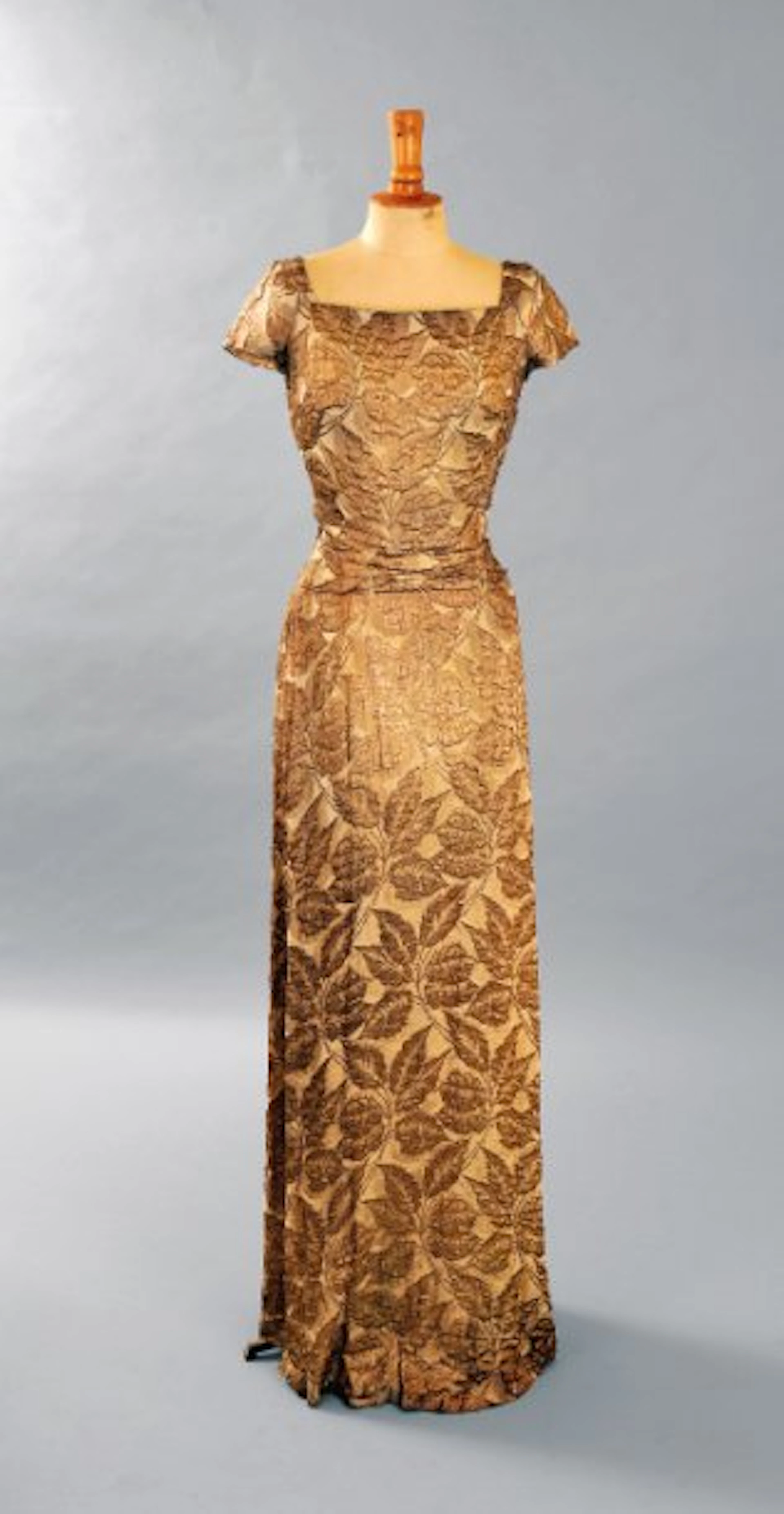 Robe longue en soie beige brochée or à décor de feuillages