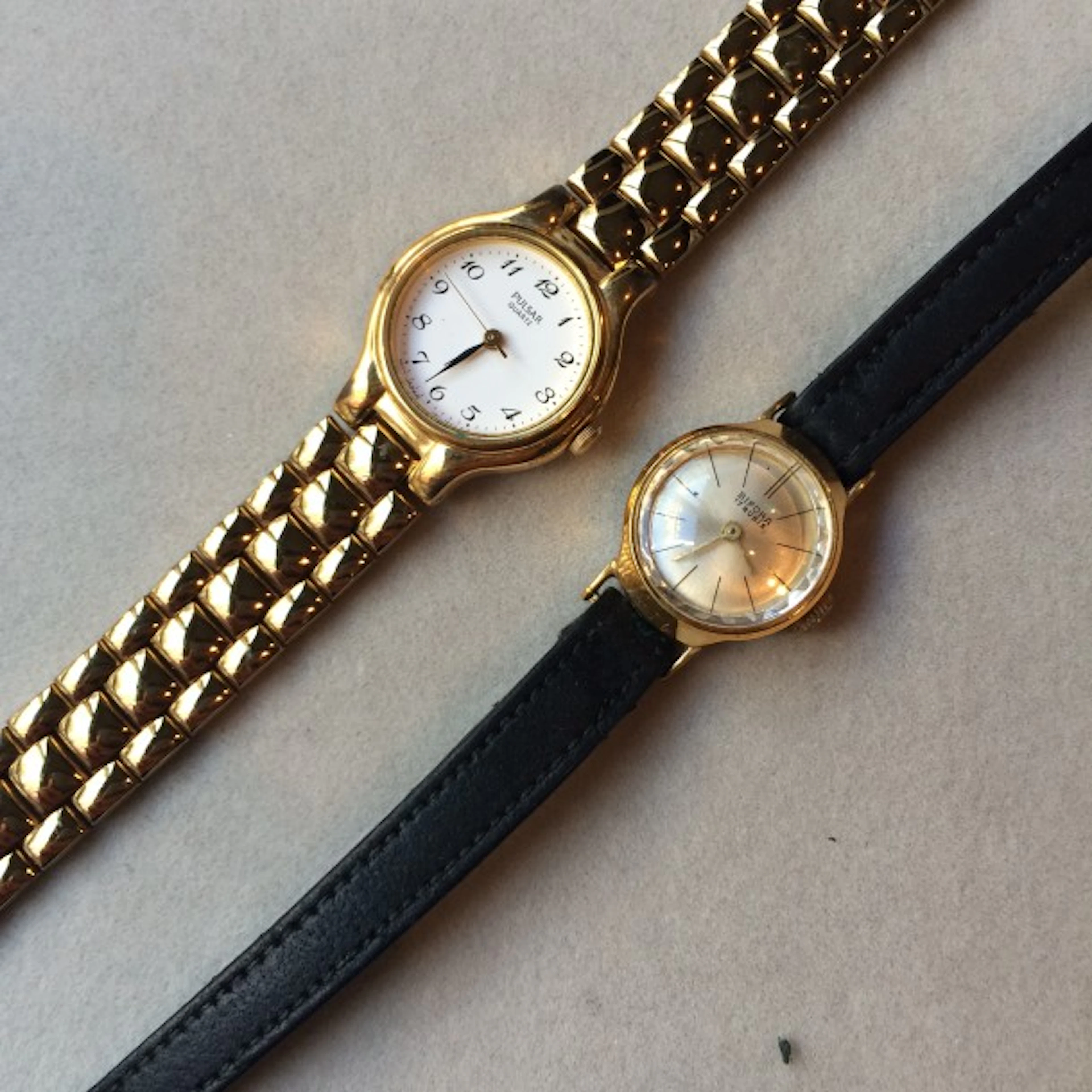 2 montres de dame en métal doré PULSAR er BIFORA - Le Brech & Associés