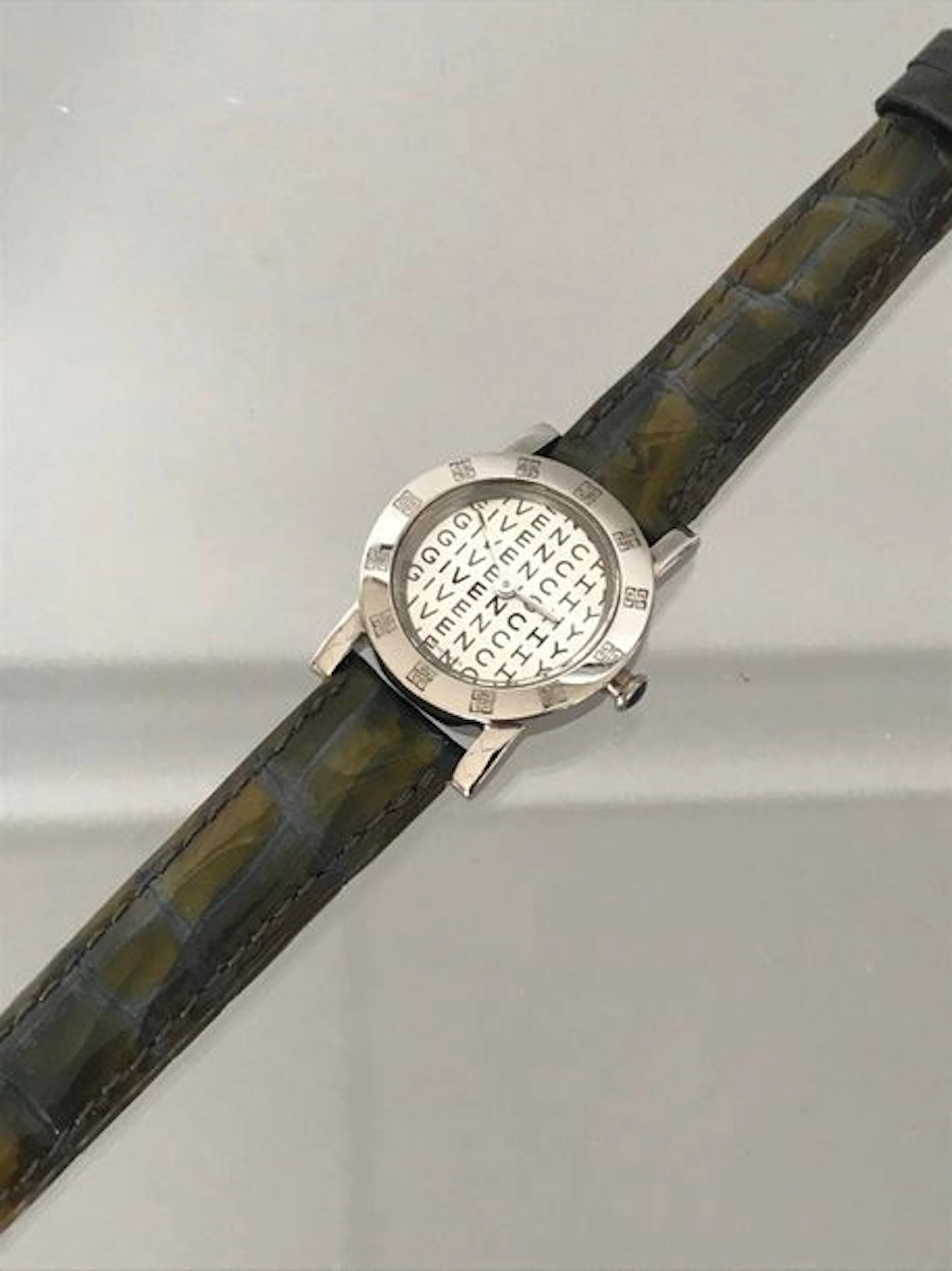GIVENCHY Montre de dame en acier sur bracelet…