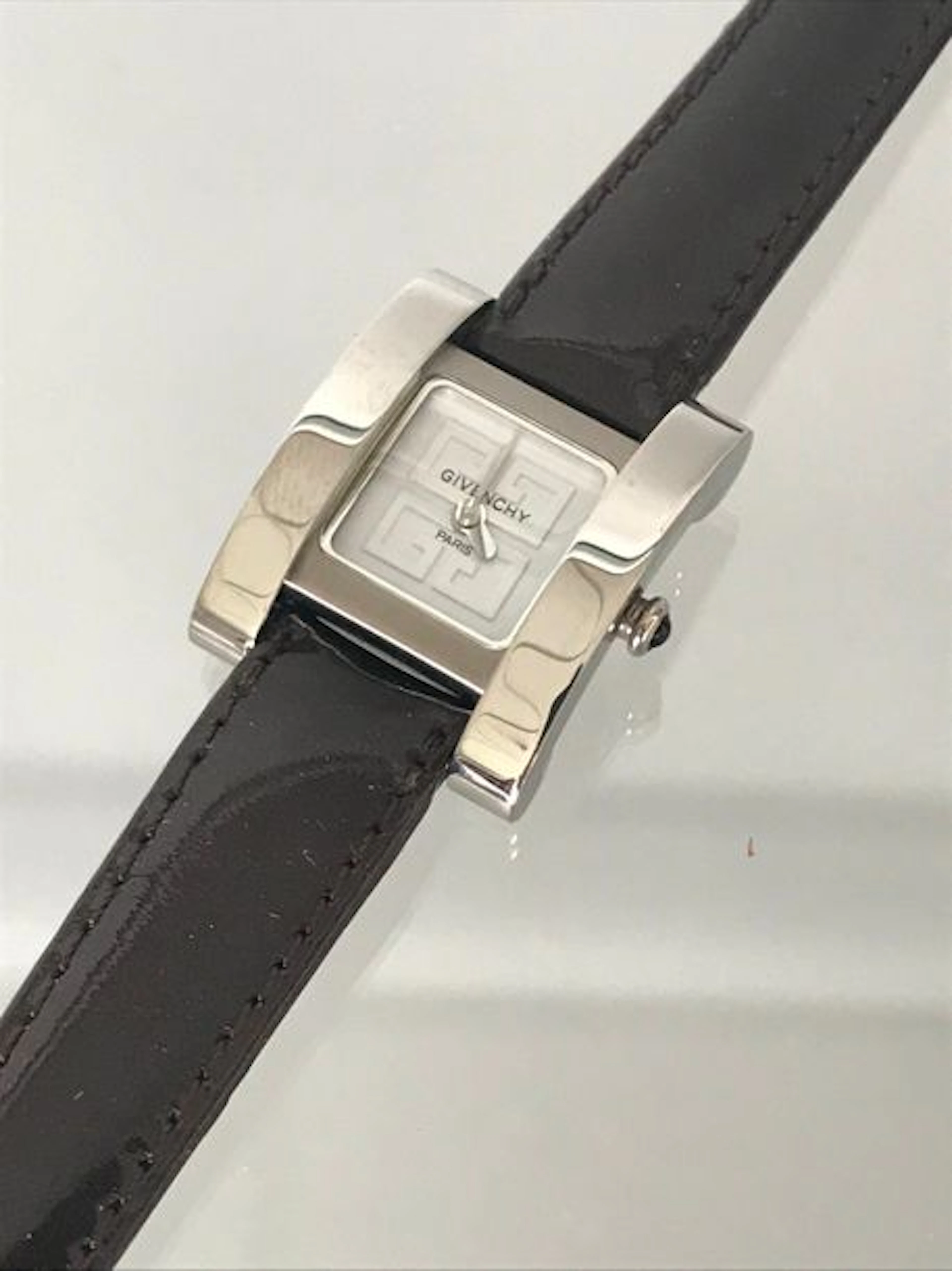 GIVENCHY Montre de dame en acier sur bracelet…