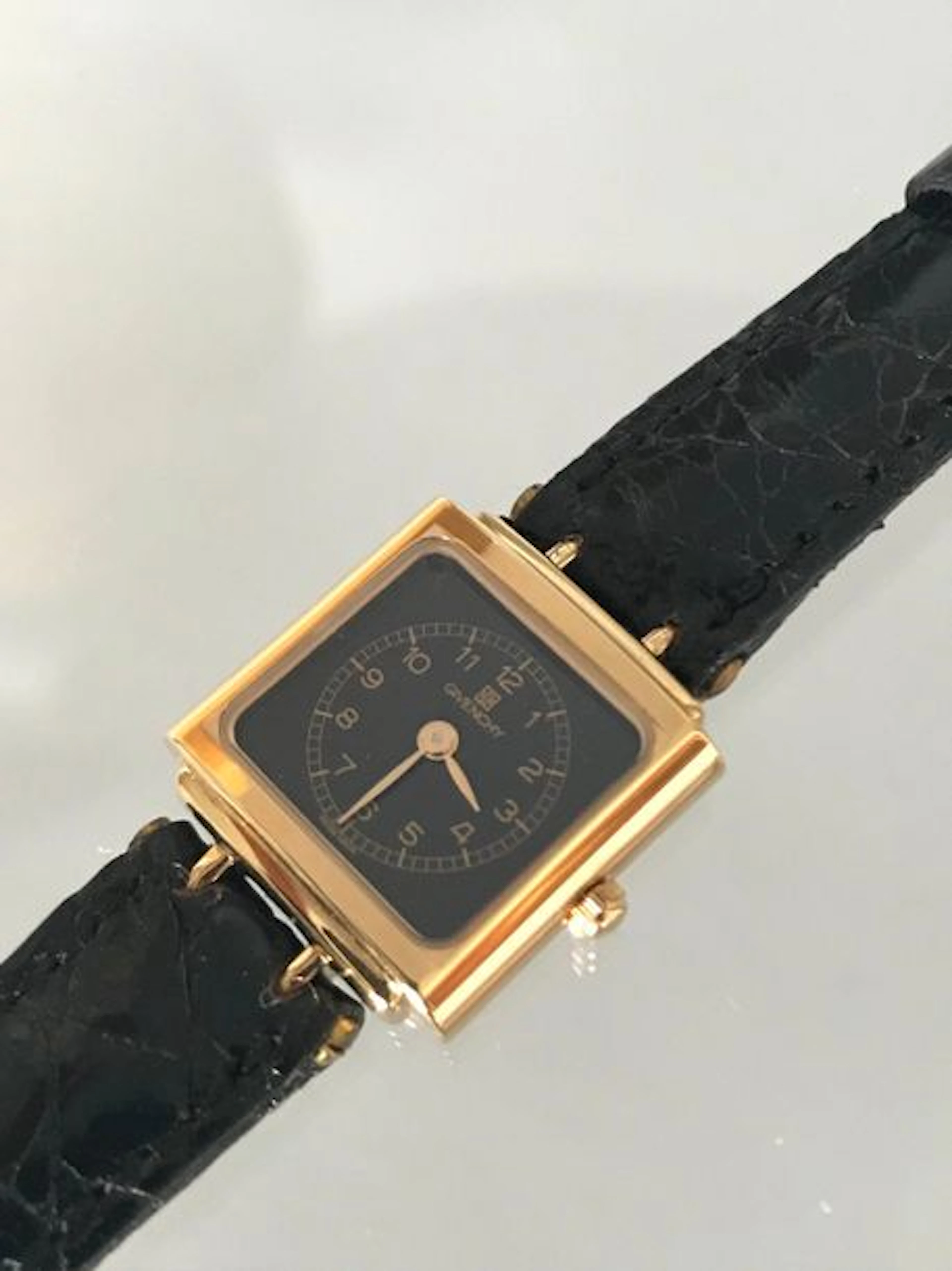 GIVENCHY Montre de dame en métal doré sur…