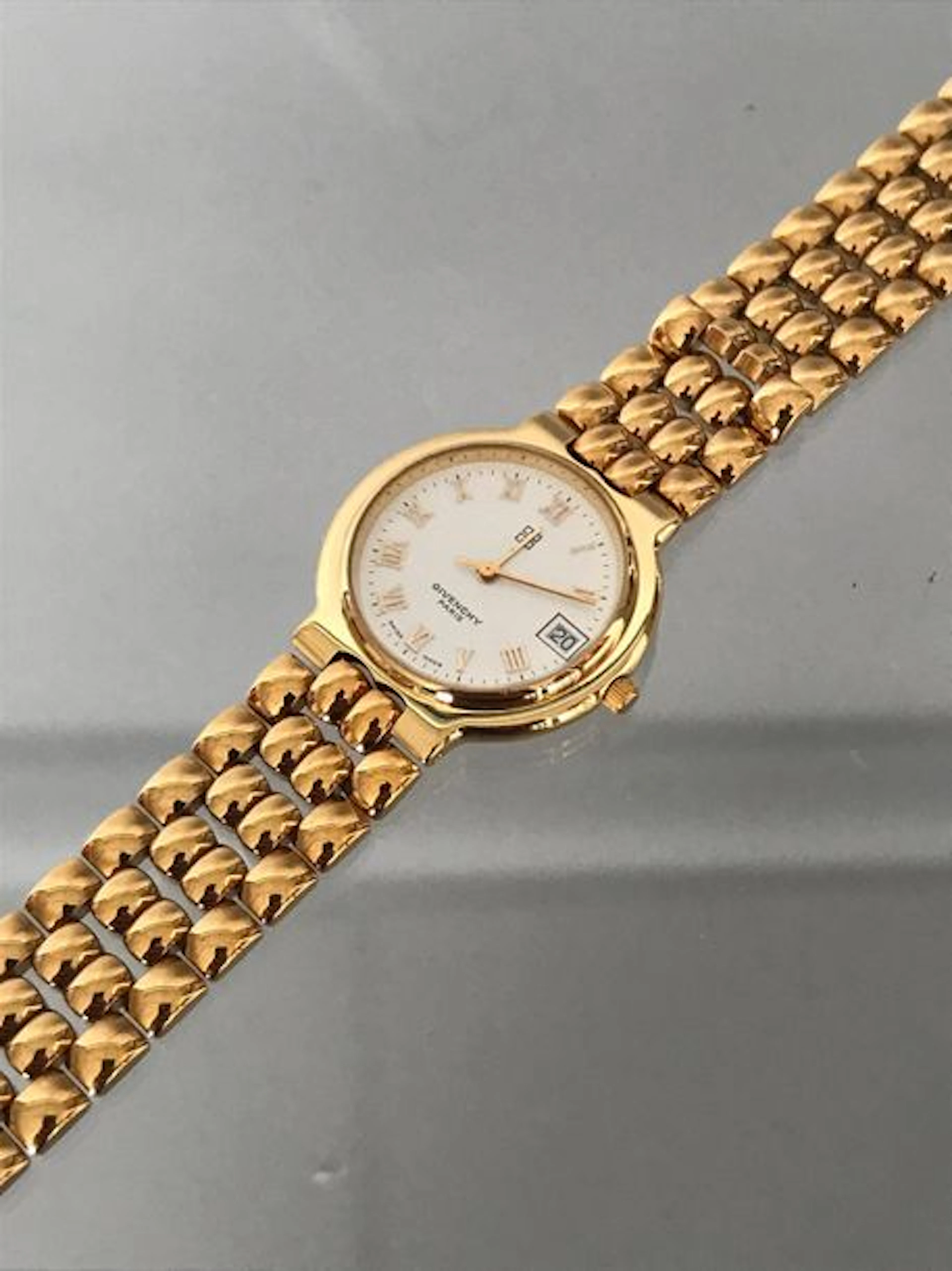 GIVENCHY Bracelet montre SKELT en métal…