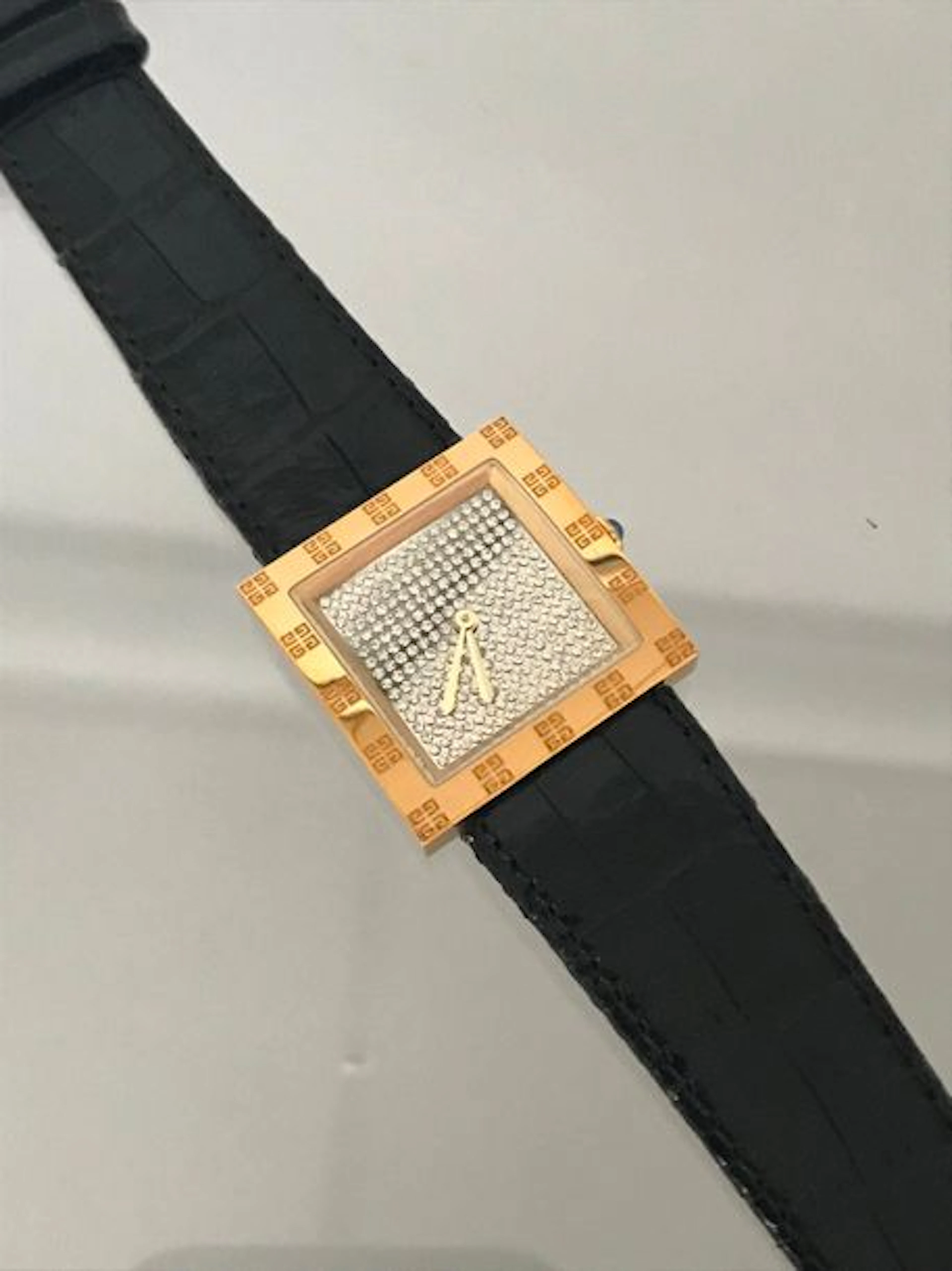 GIVENCHY Montre en métal doré et cadran strass…