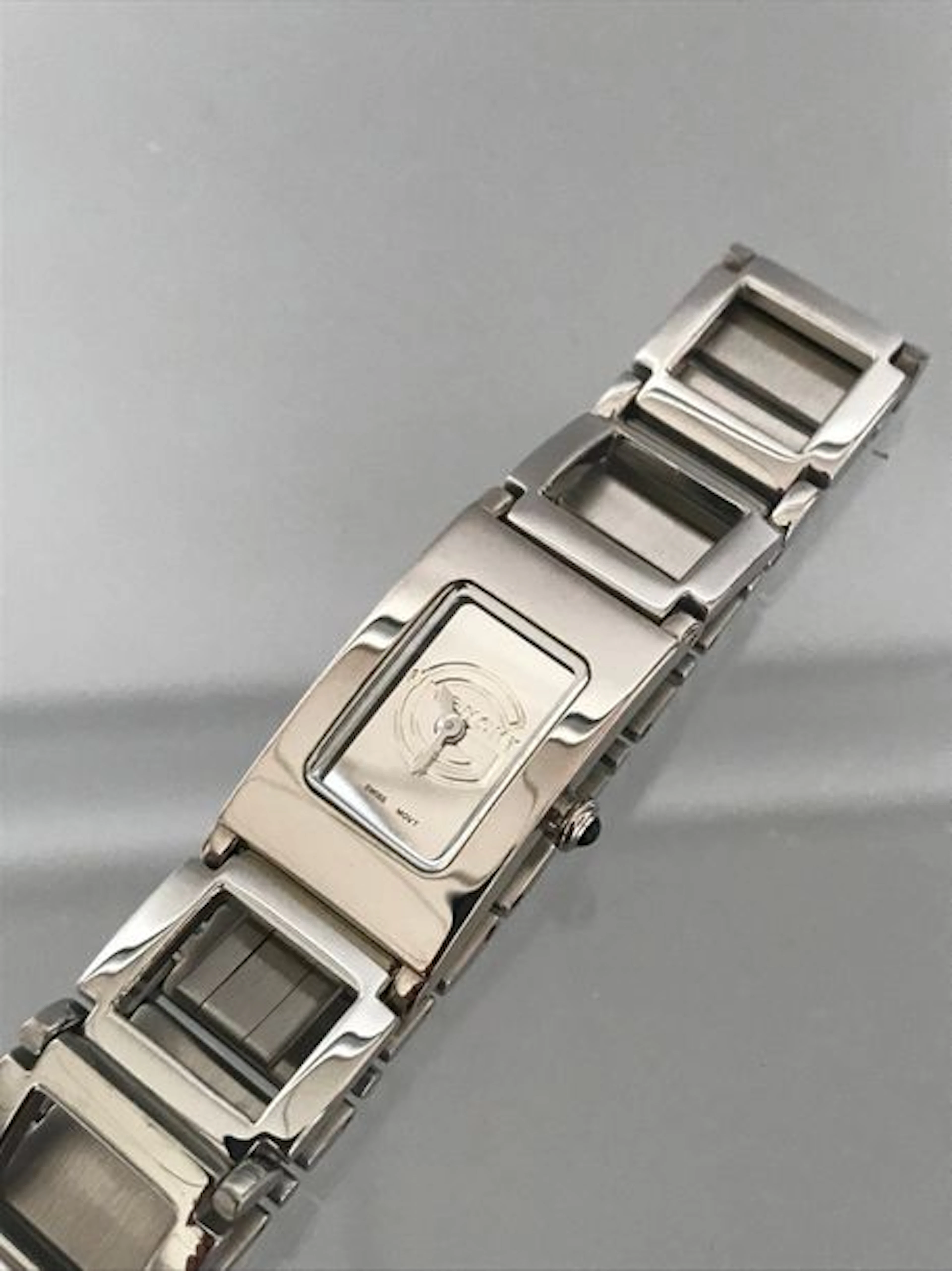 GIVENCHY Bracelet montre de dame en acier…