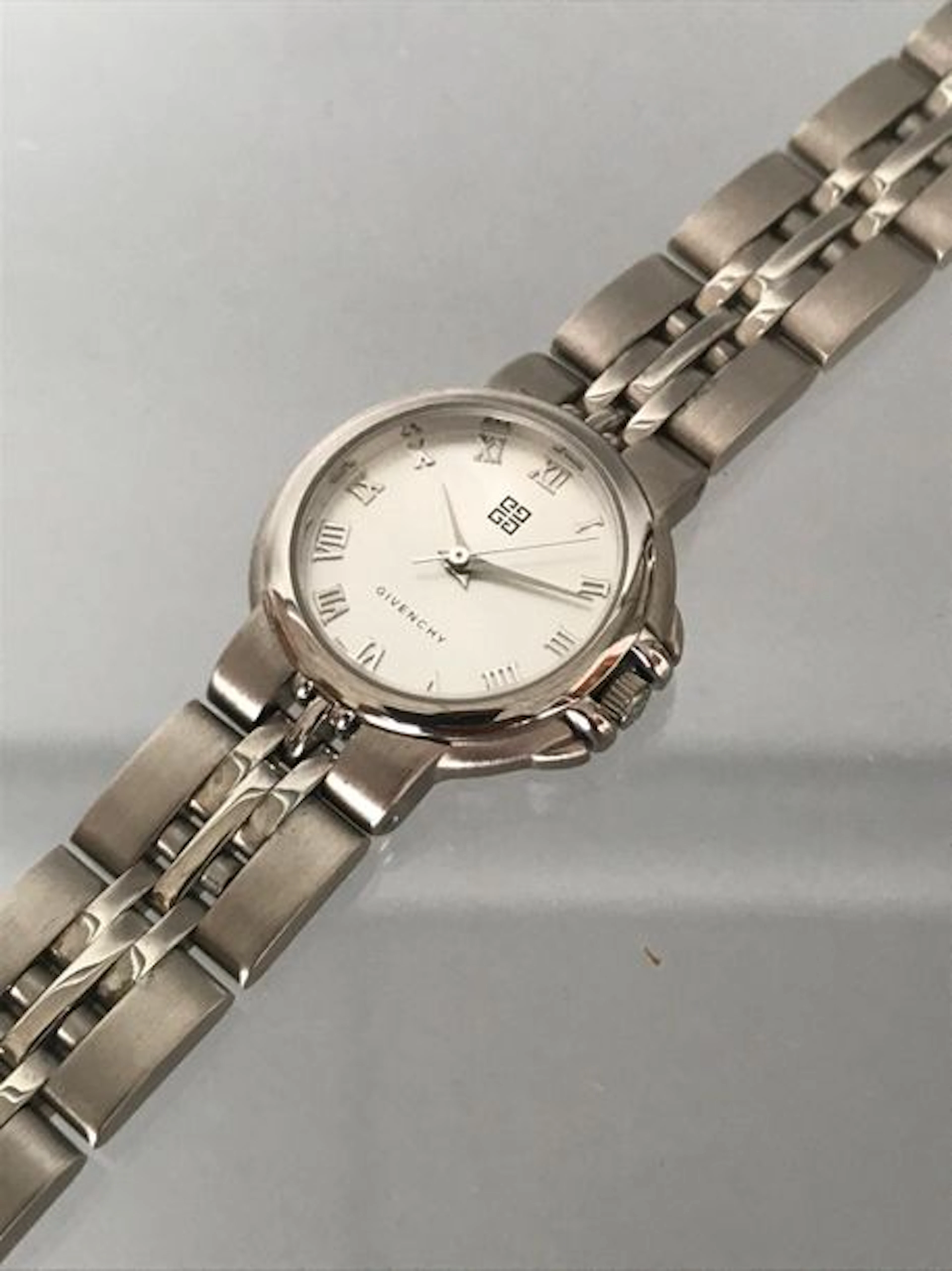 GIVENCHY Bracelet montre de dame en acier…