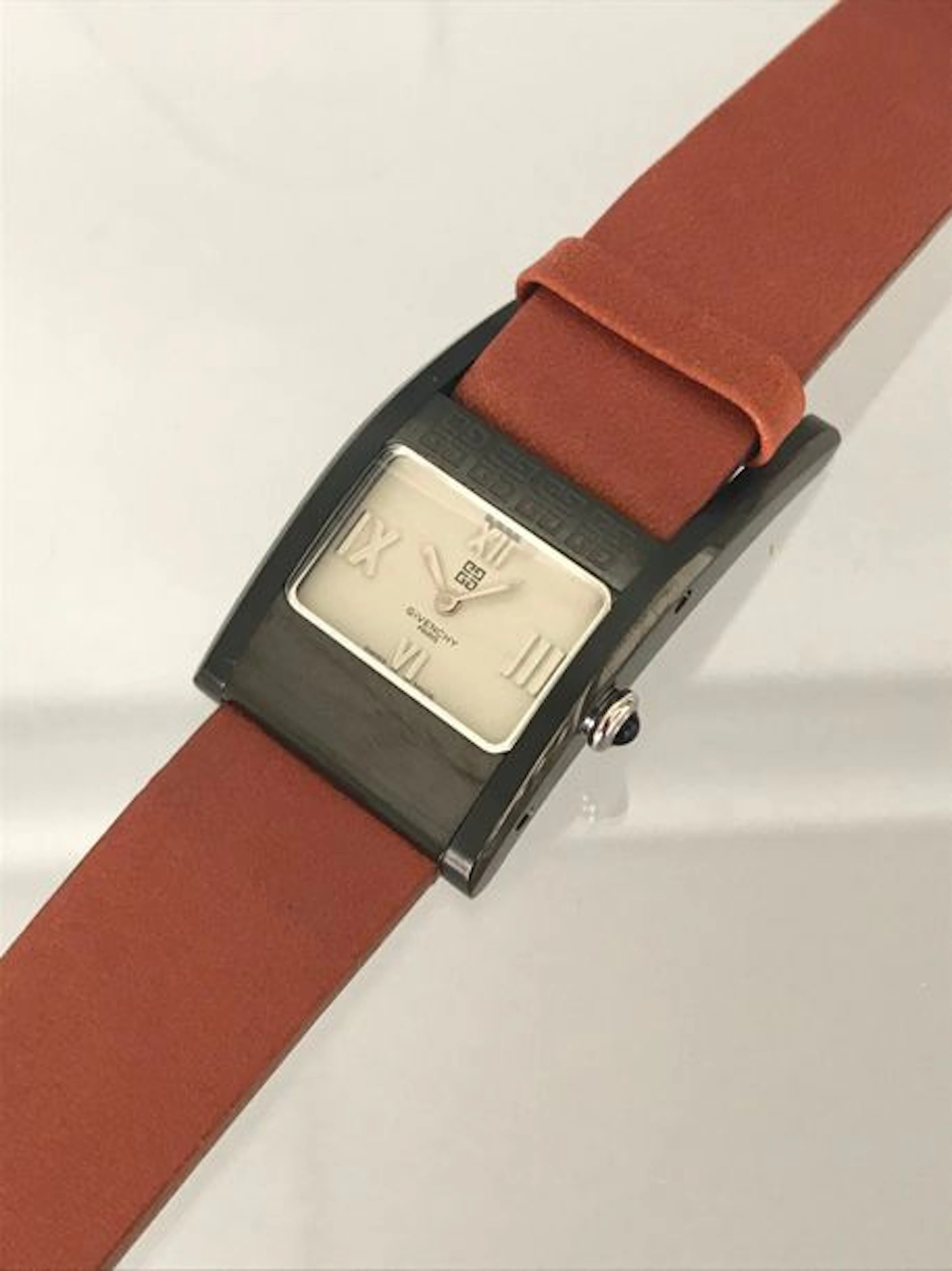 GIVENCHY Montre en acier bruni sur bracelet…