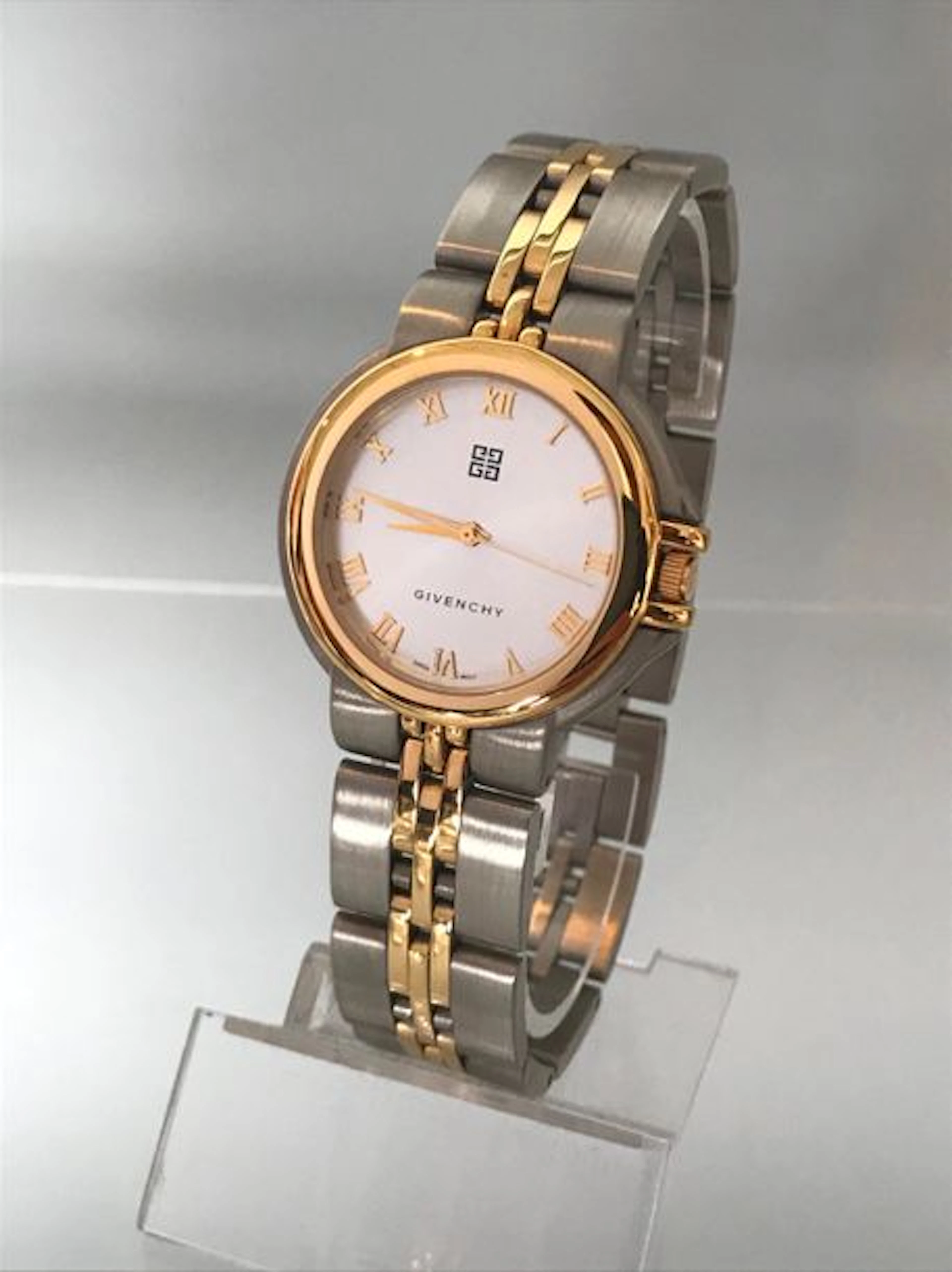 GIVENCHY Bracelet montre d'homme en acier…