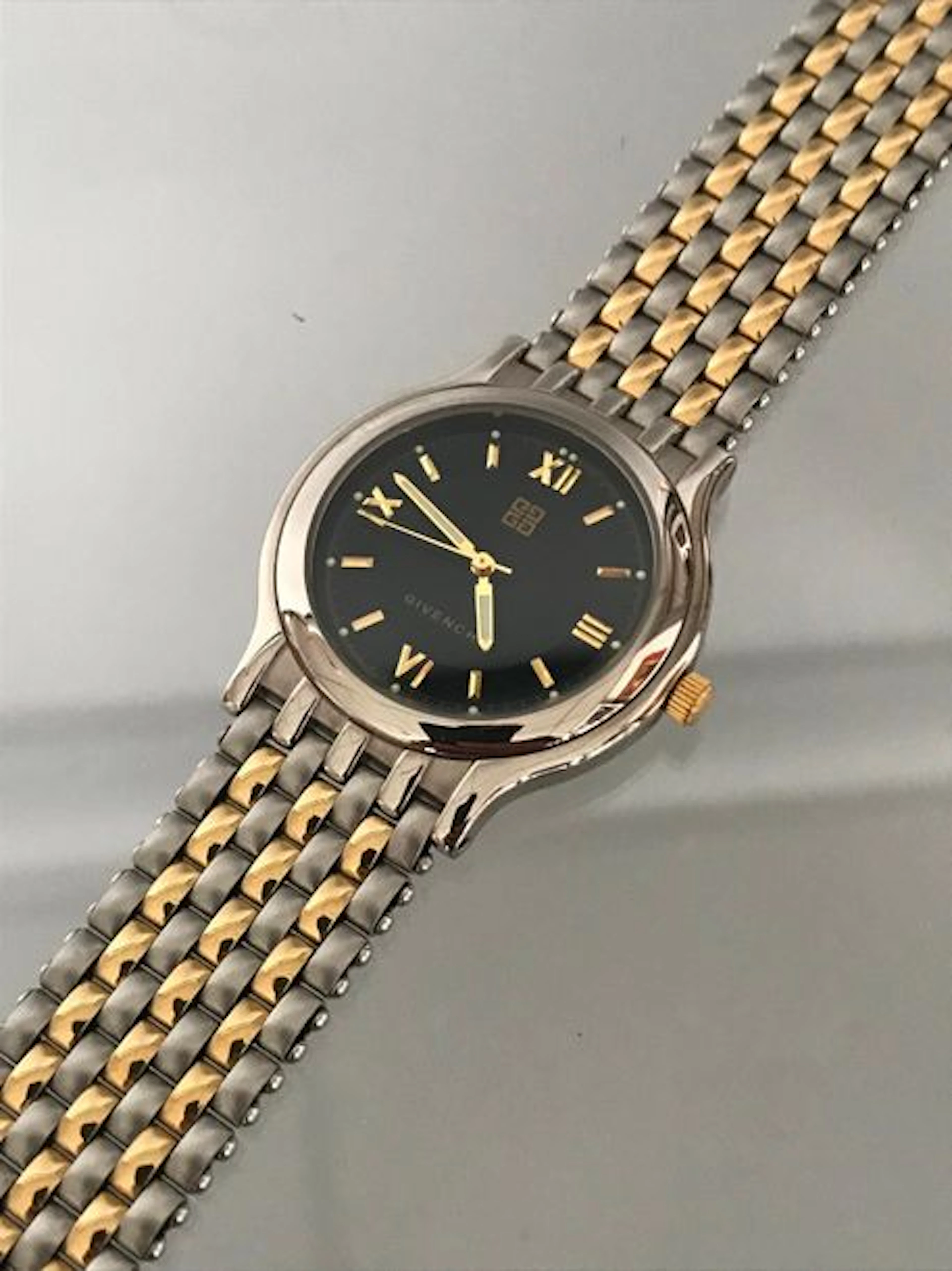 GIVENCHY Bracelet montre d'homme en acier…