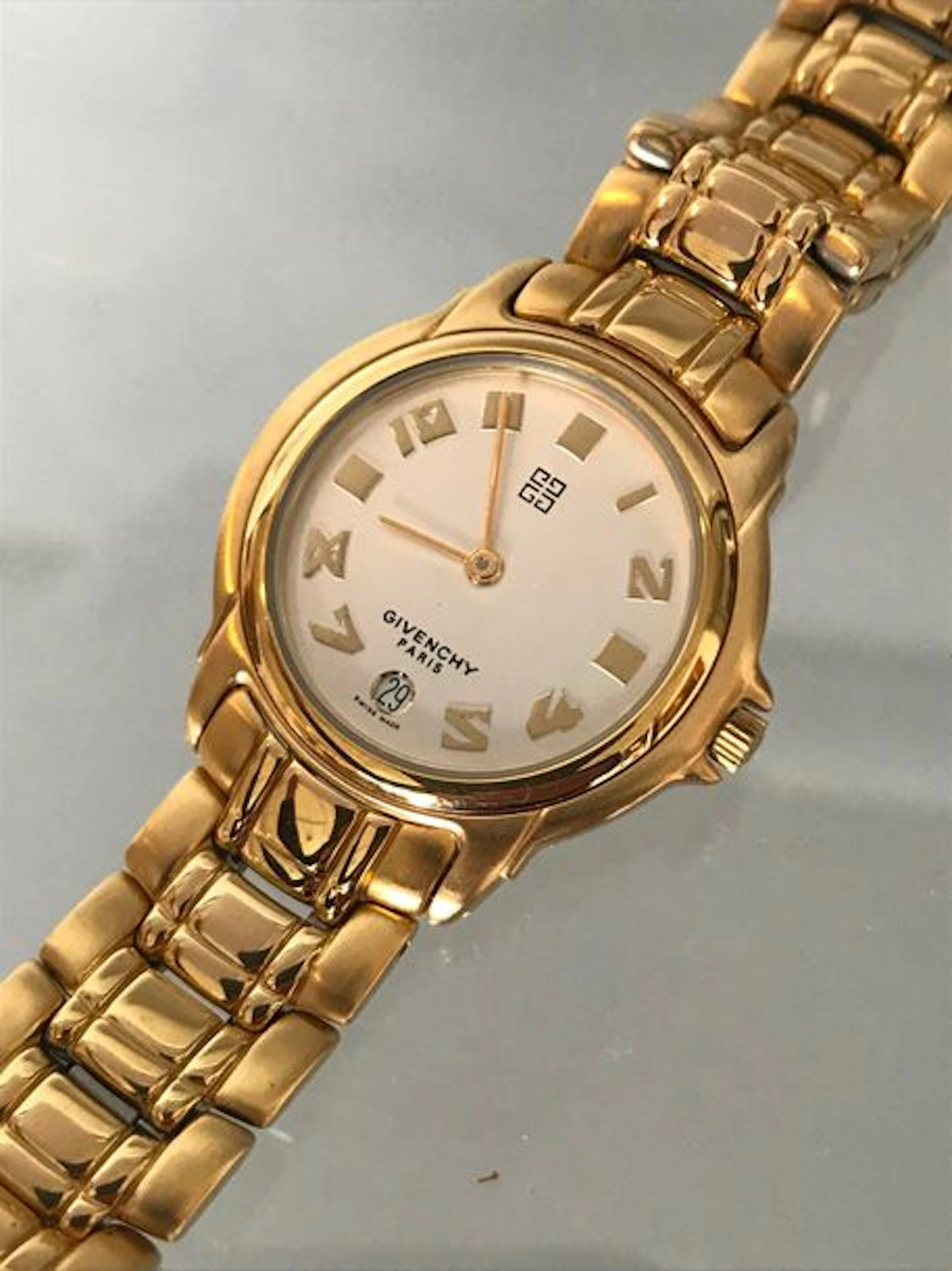 GIVENCHY Bracelet montre d'homme à boucle…