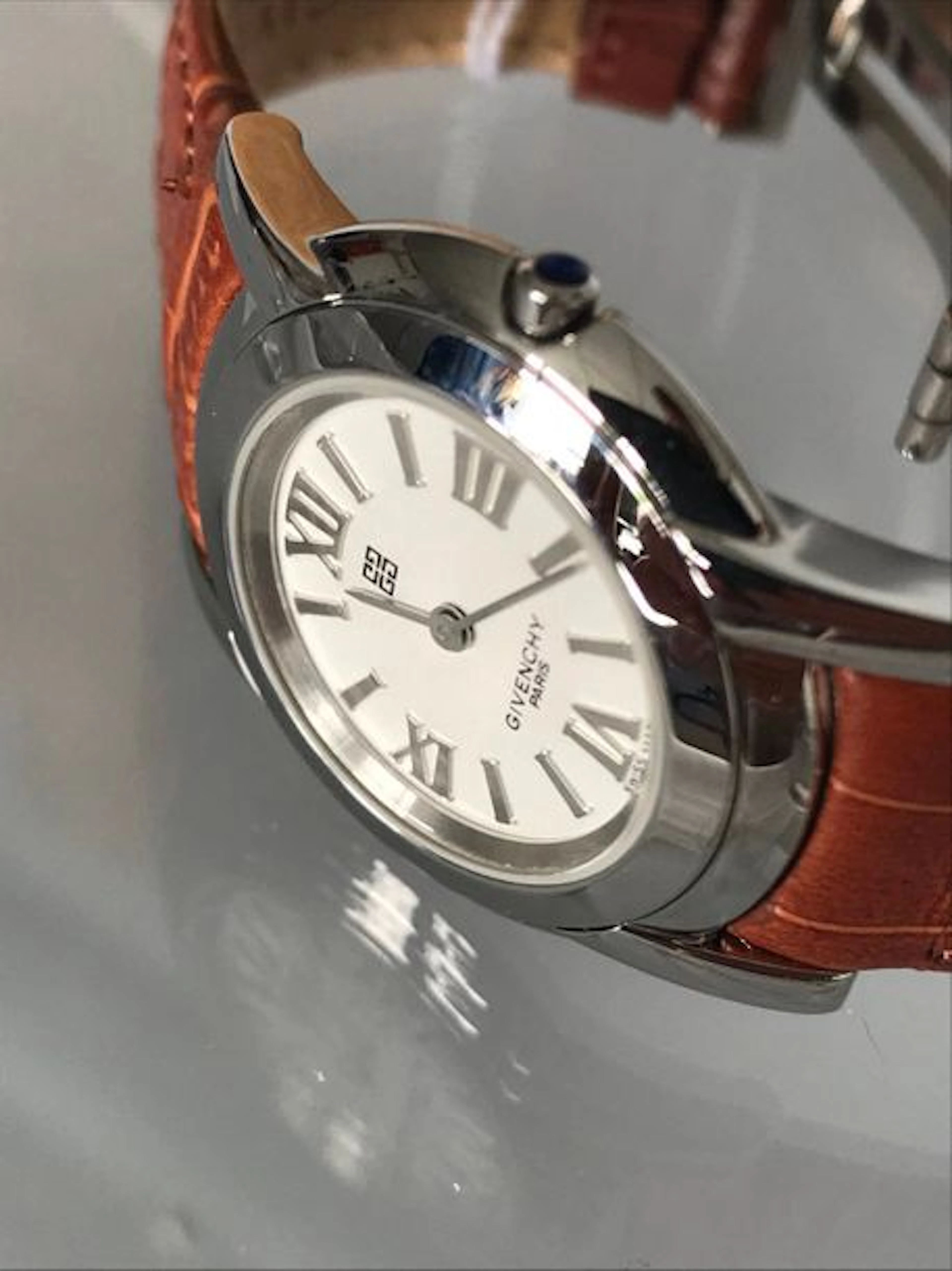 GIVENCHY Montre à boucle déployante en acier…