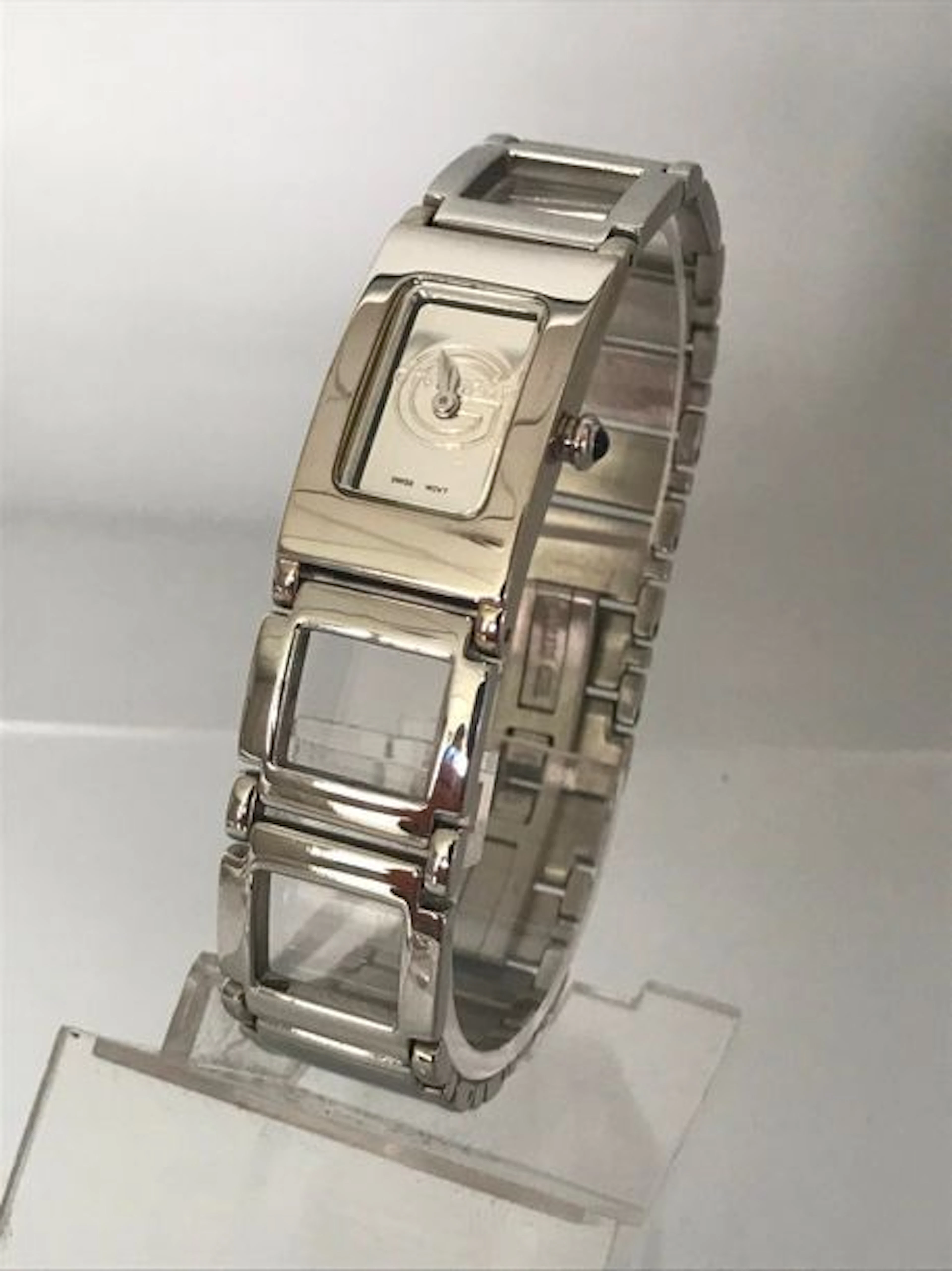 GIVENCHY Bracelet montre de dame en acier…
