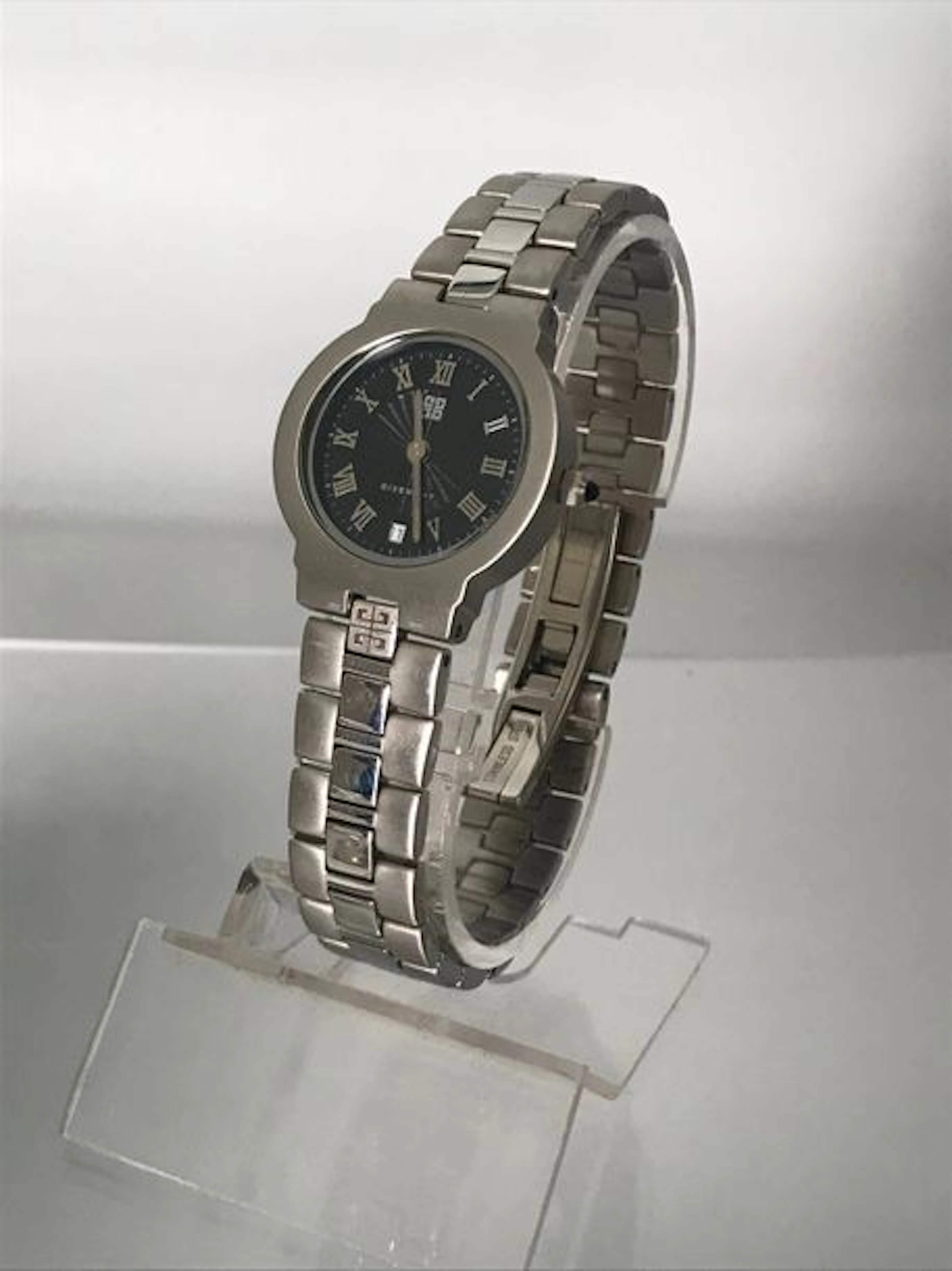 GIVENCHY Bracelet montre de dame à boucle…