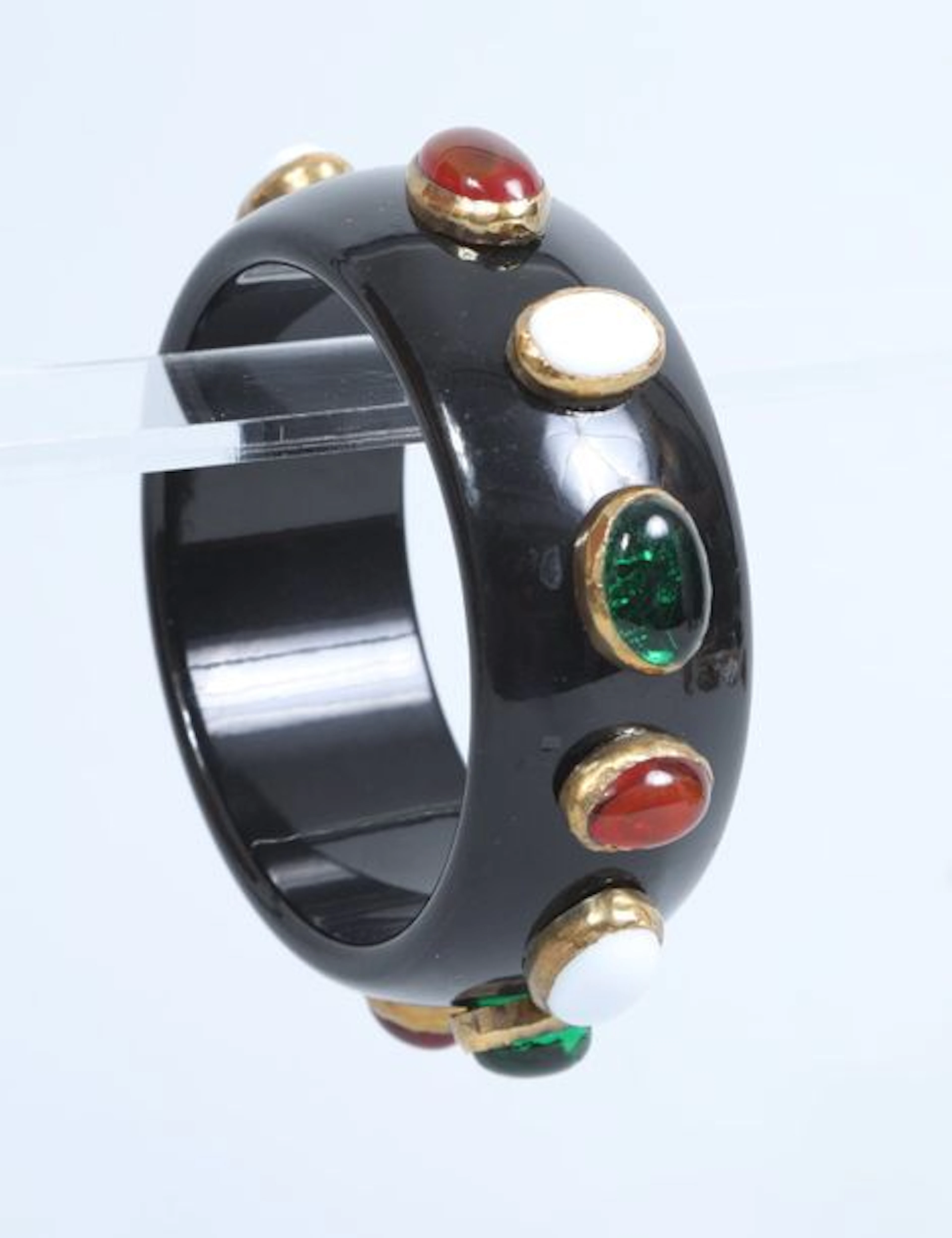 Dans le goût de CHANEL Bracelet circulaire…