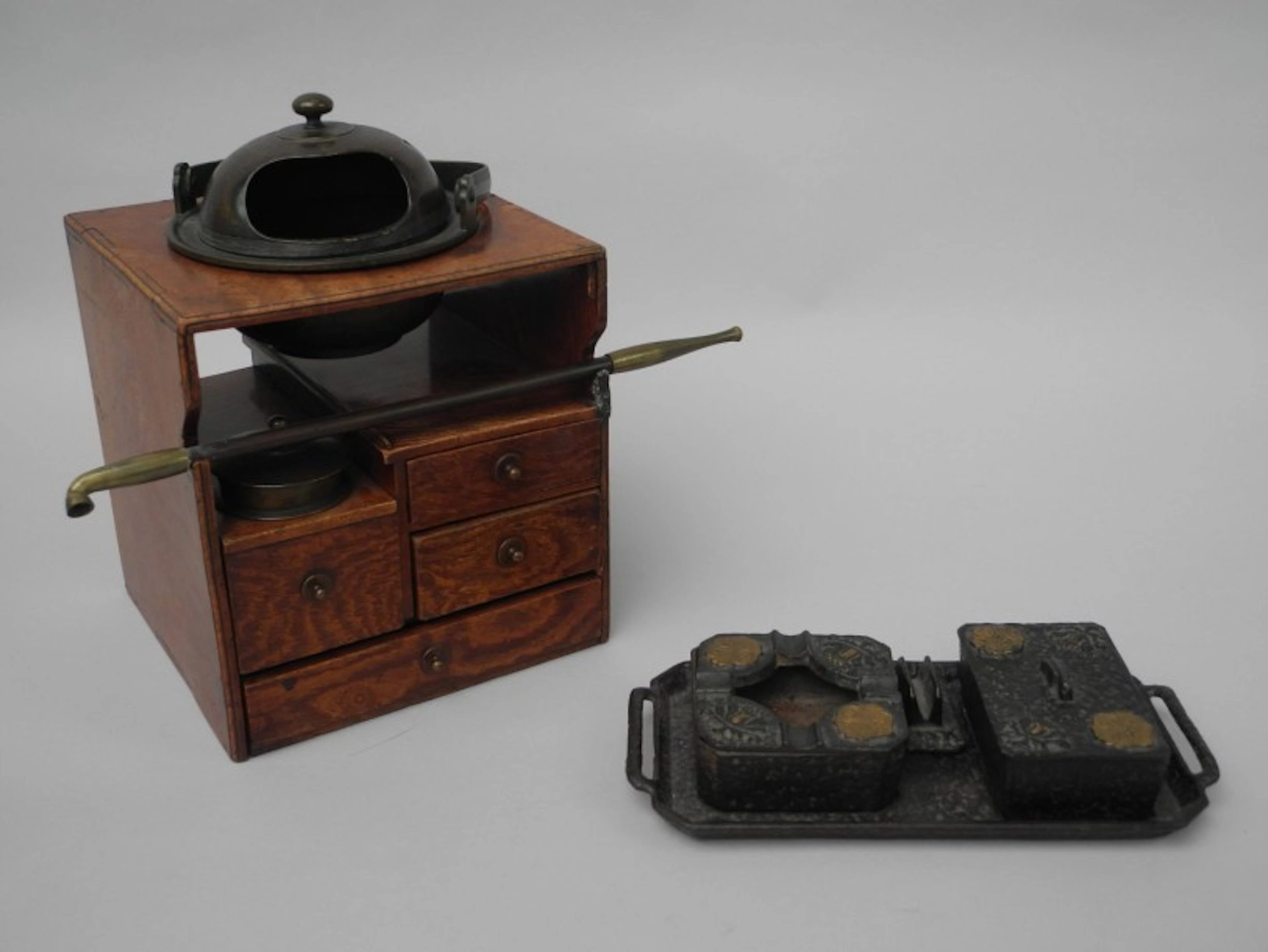 Petit meuble de fumeur et nécessaire en bronze / Sud Est