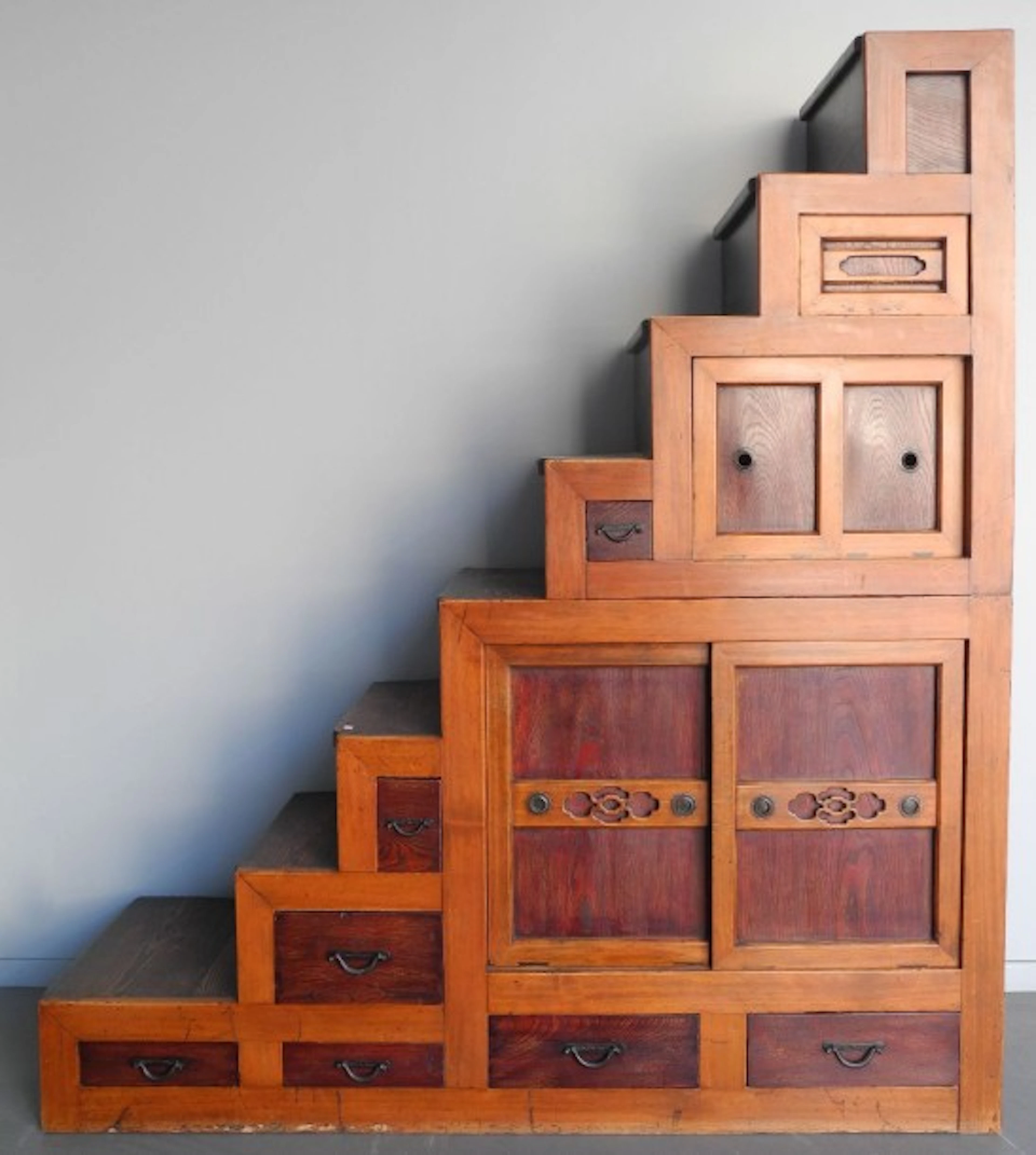 Meuble étagère en escalier en sapin et bois exotique