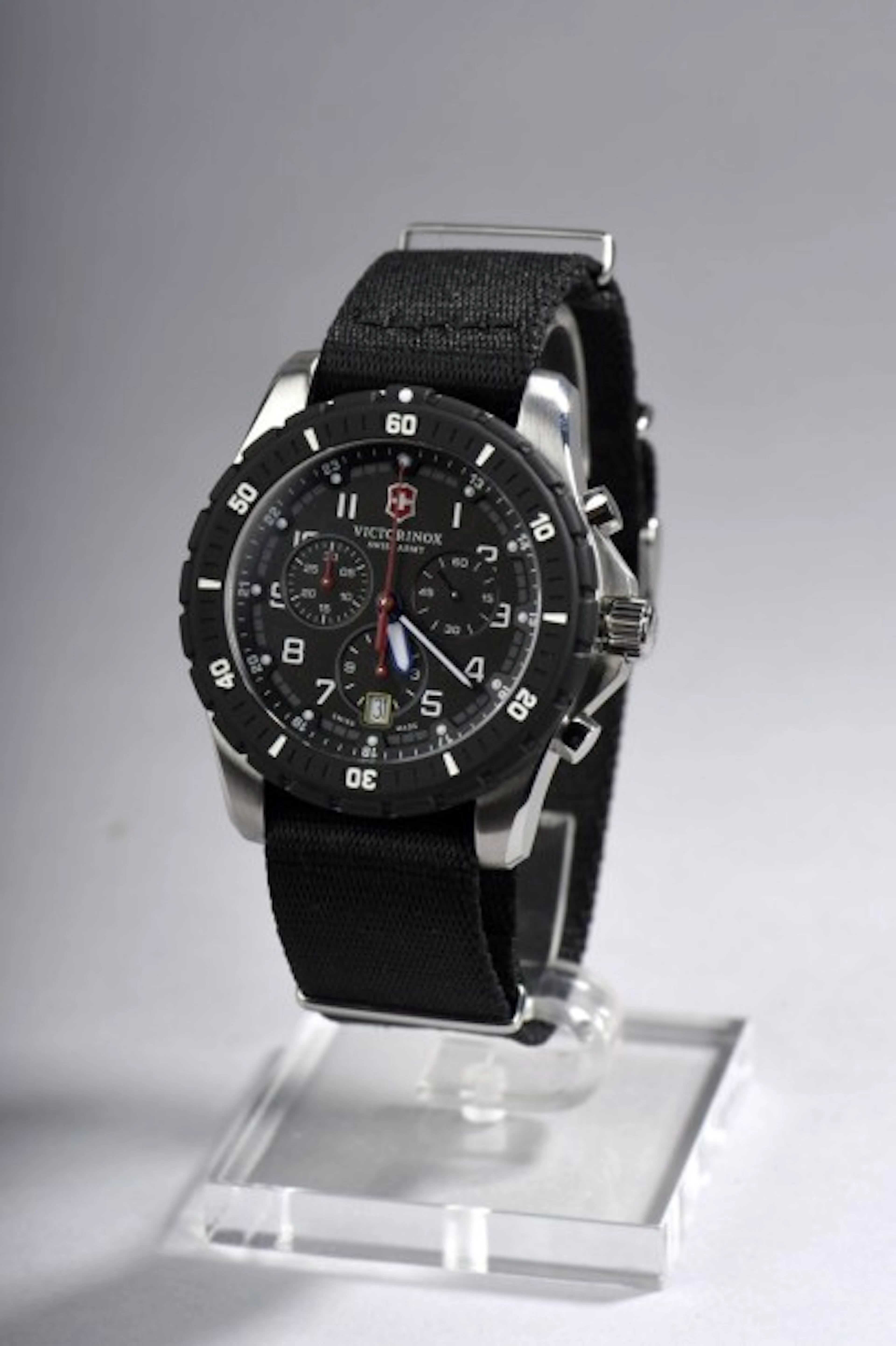 Montre bracelet d'homme en acier et lunette de caoutchouc
