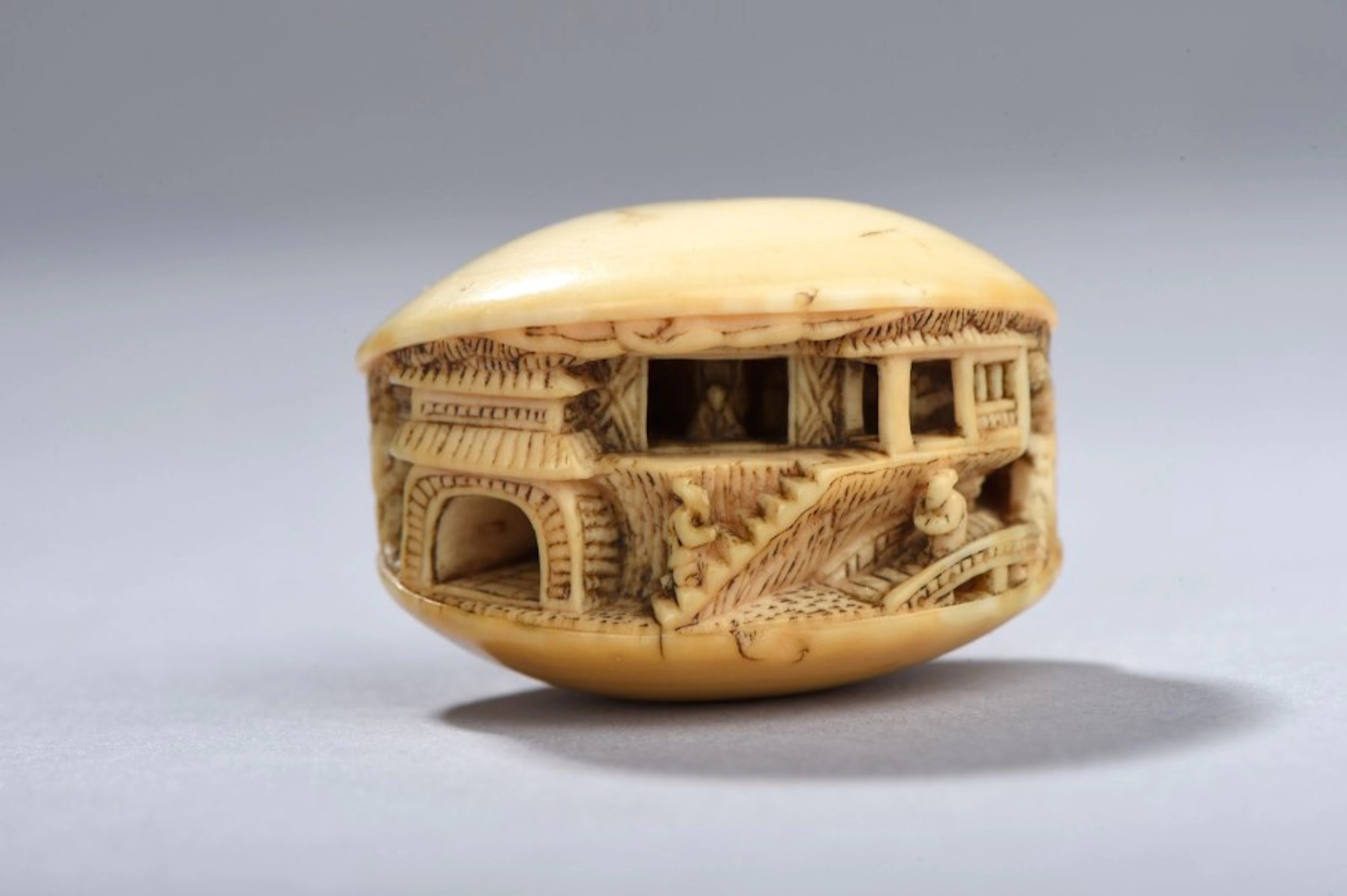 Netsuke anabori en ivoire