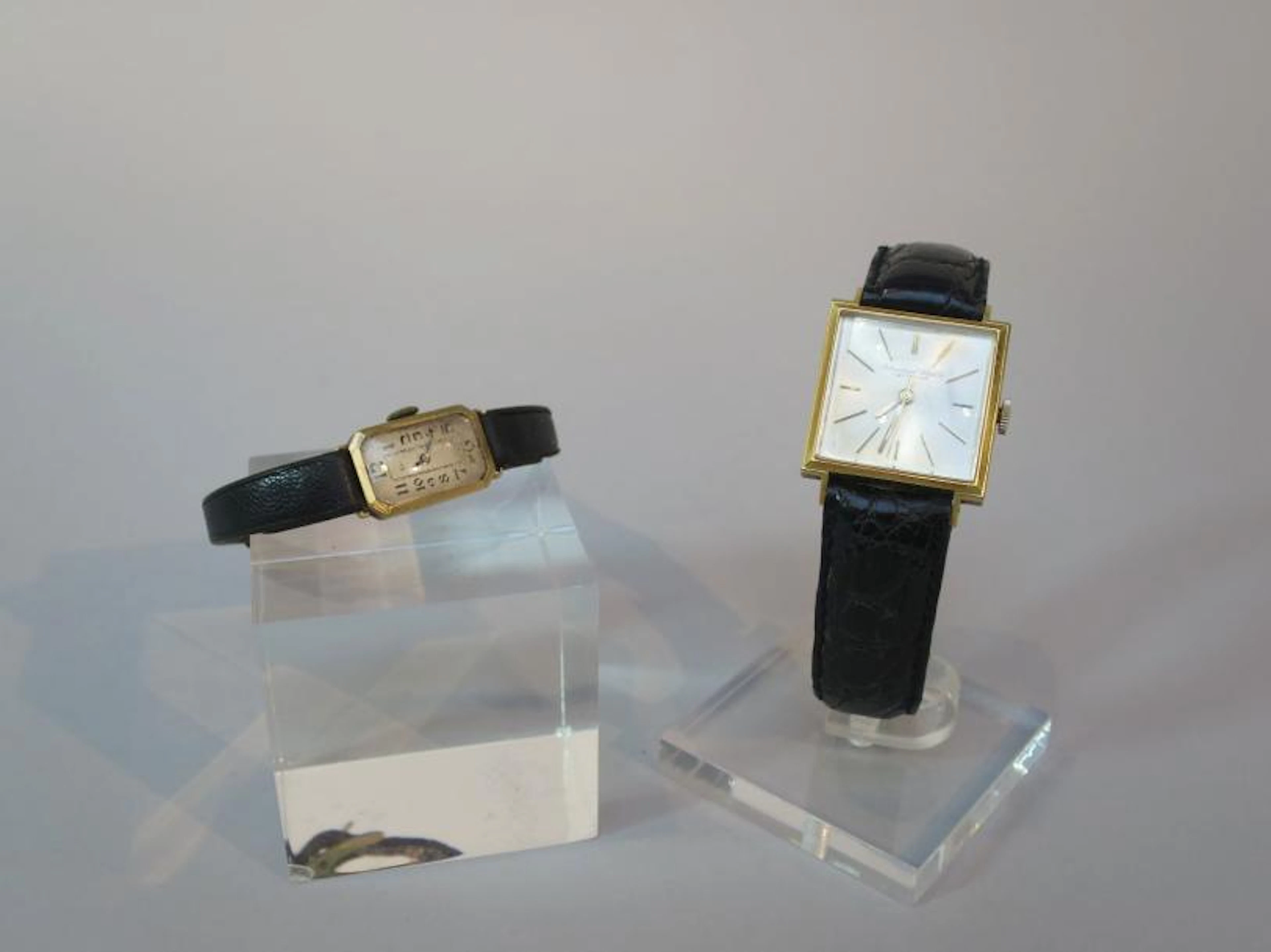 * Deux montres bracelet à boitier en or jaune