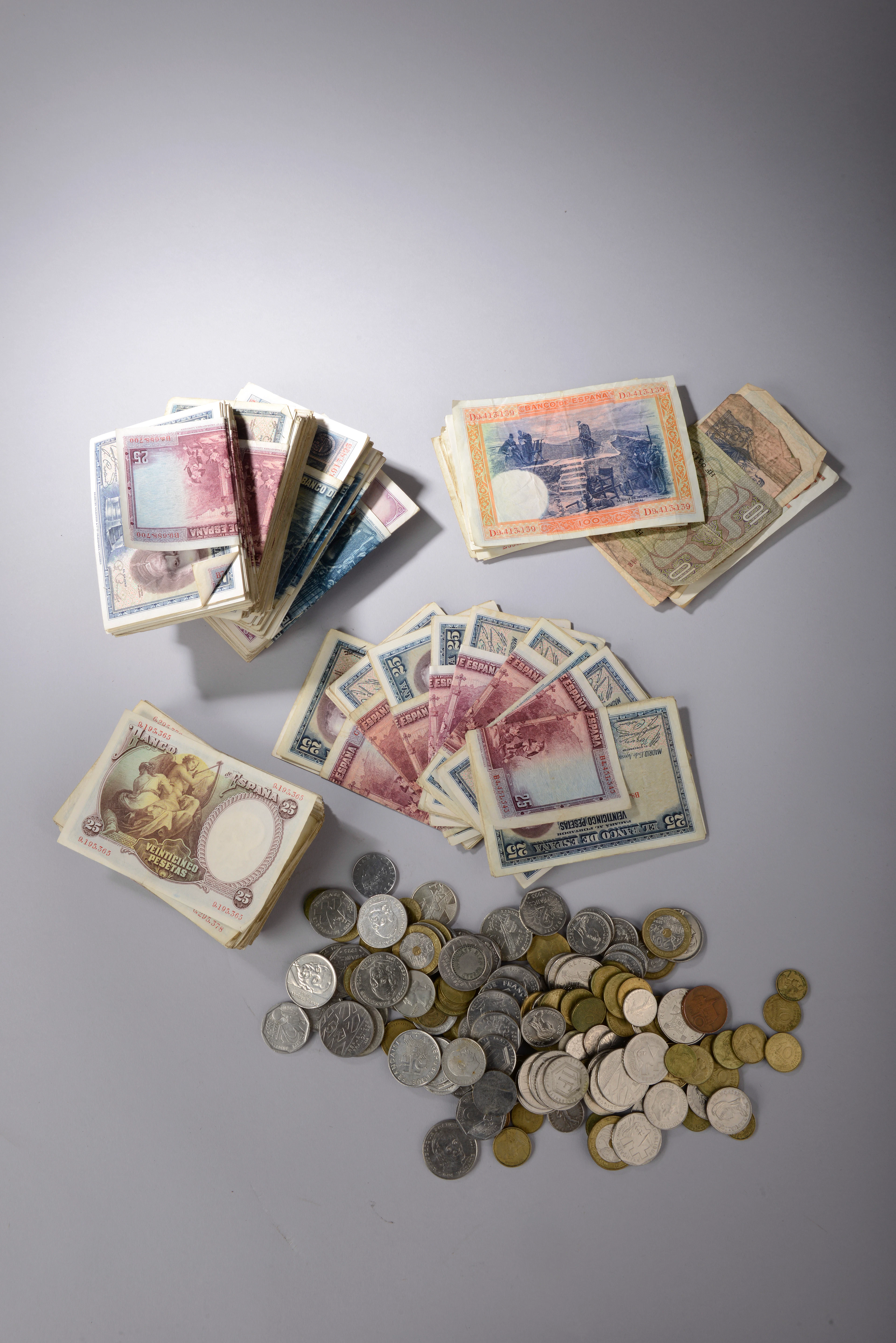 Ensemble de billets espagnols et d'autres…