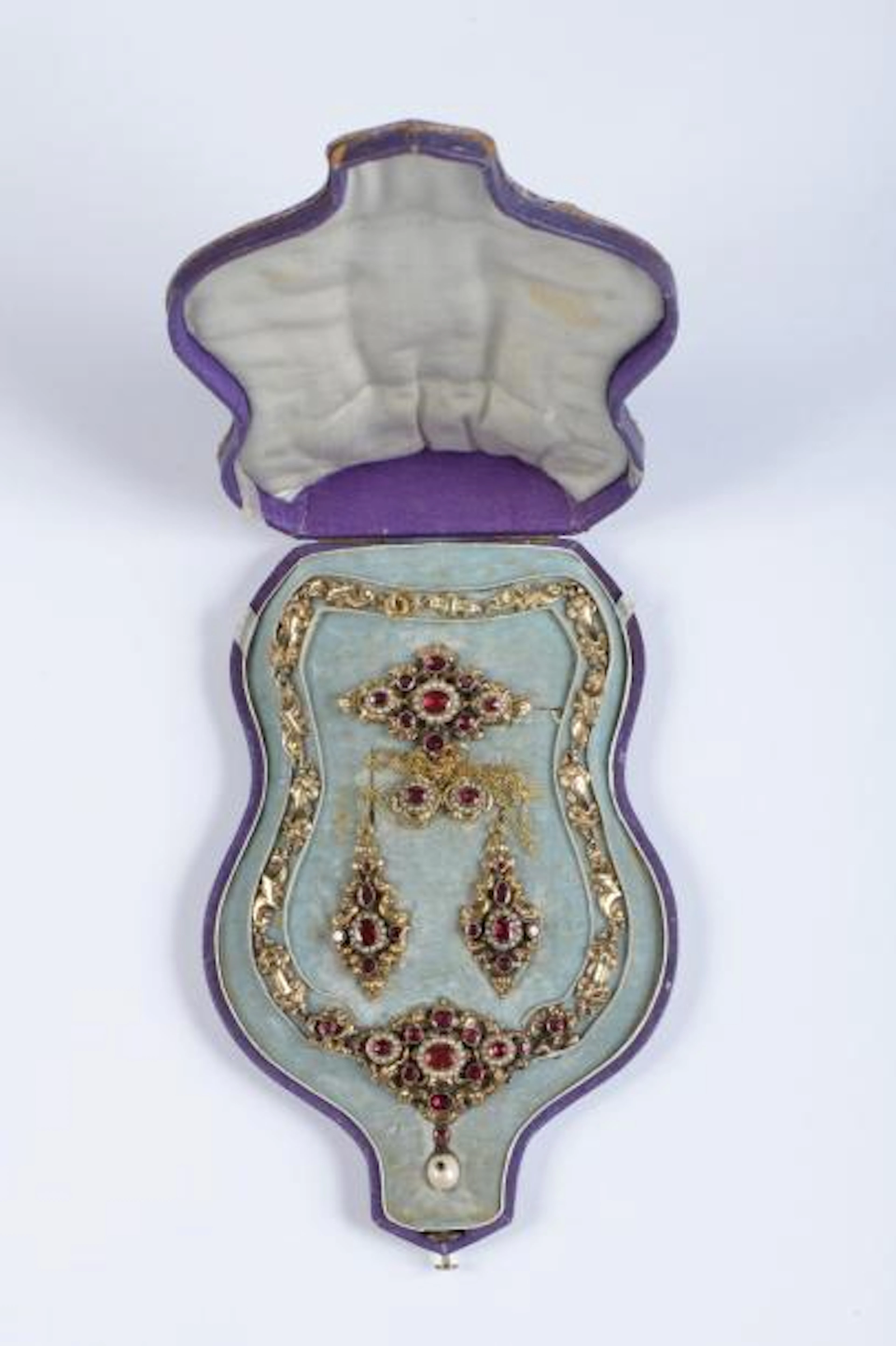 Riche parure en or jaune 9K repoussé de volutes,…