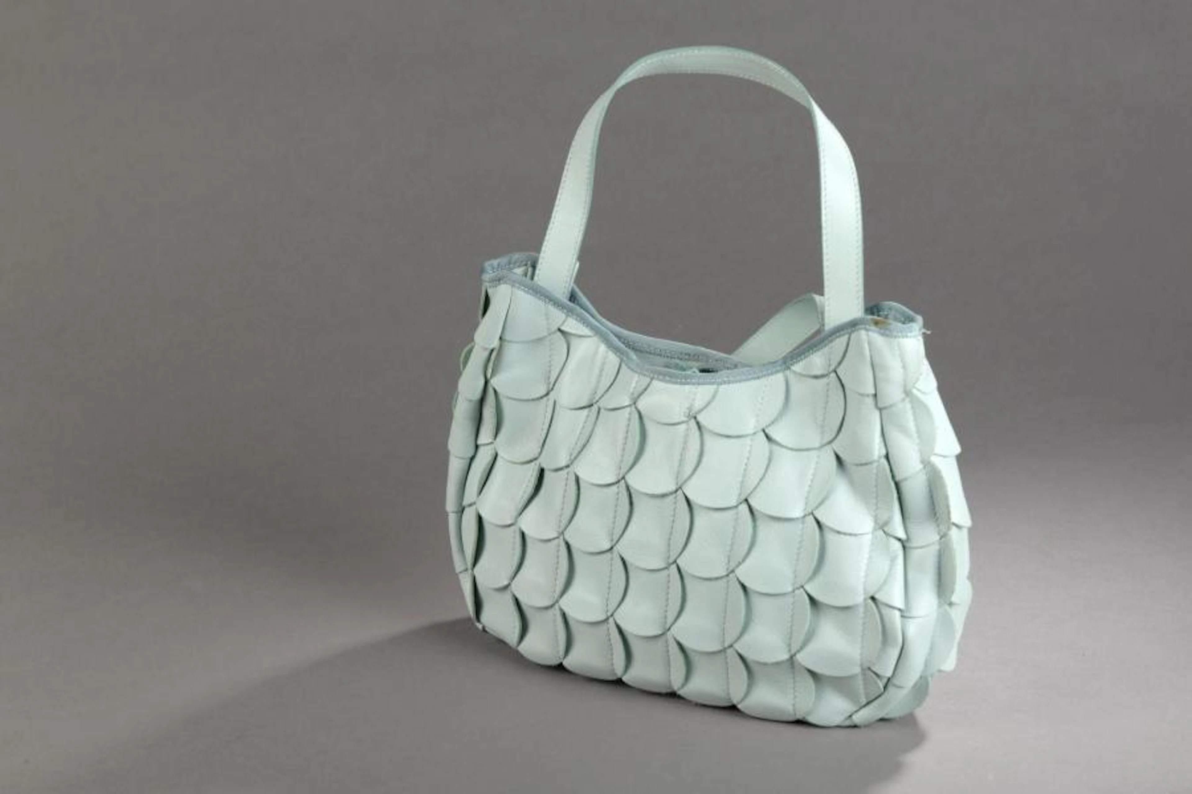 CHLOE. Sac à main en cuir vert d'eau à motifs…