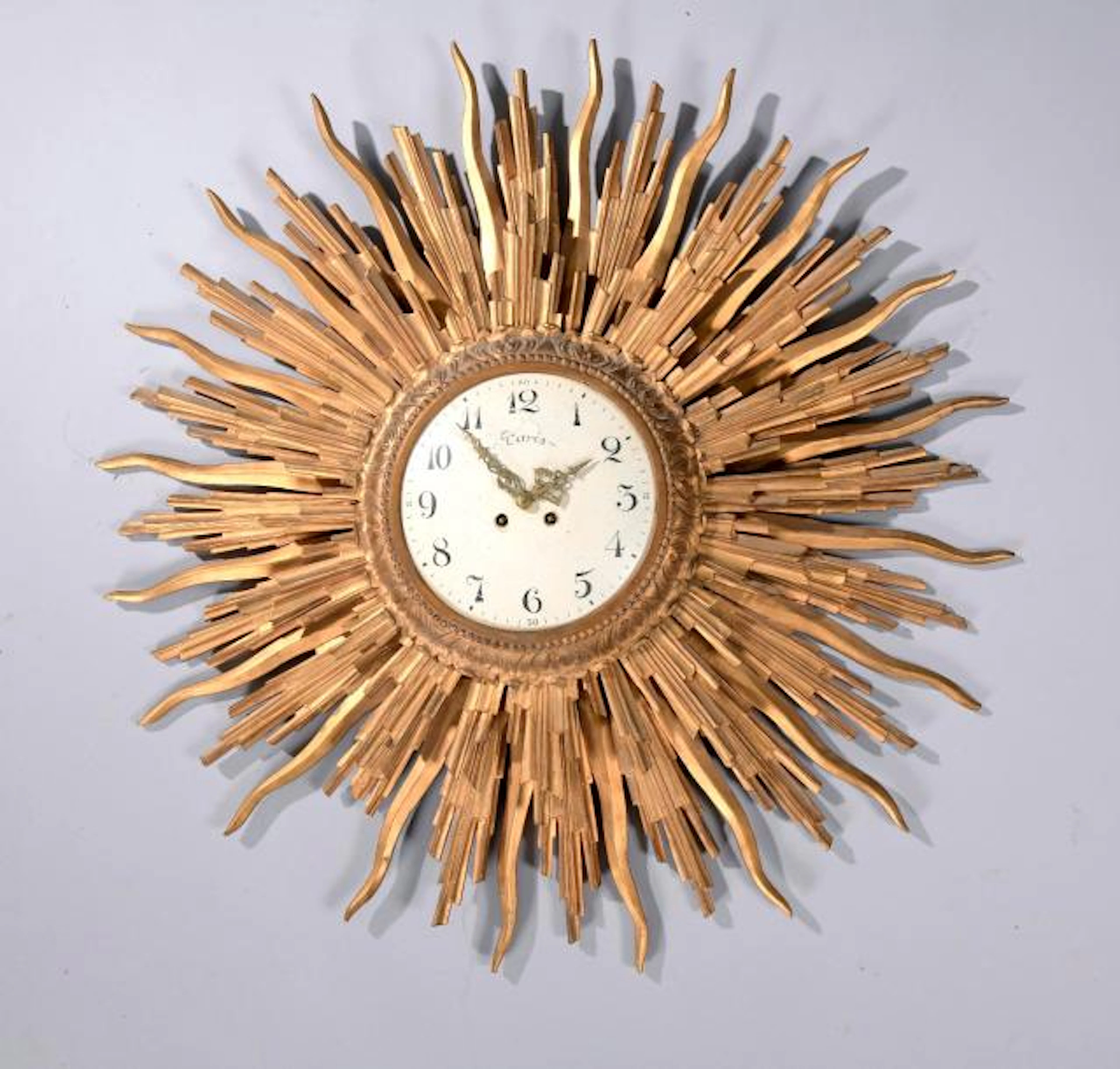 Horloge d'applique formant un soleil en bois…
