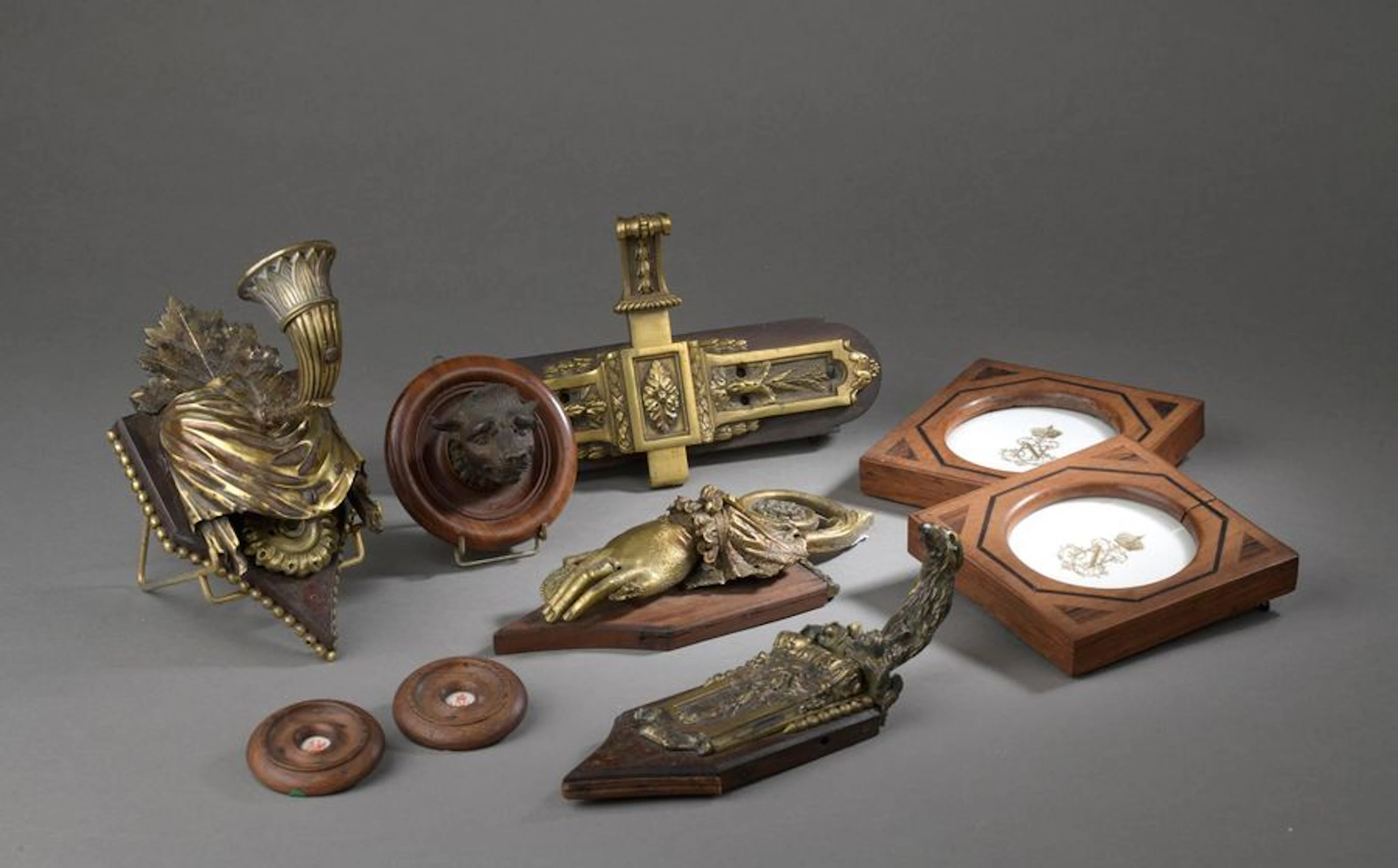 Ensemble de dix éléments en bronze et porcelaine…