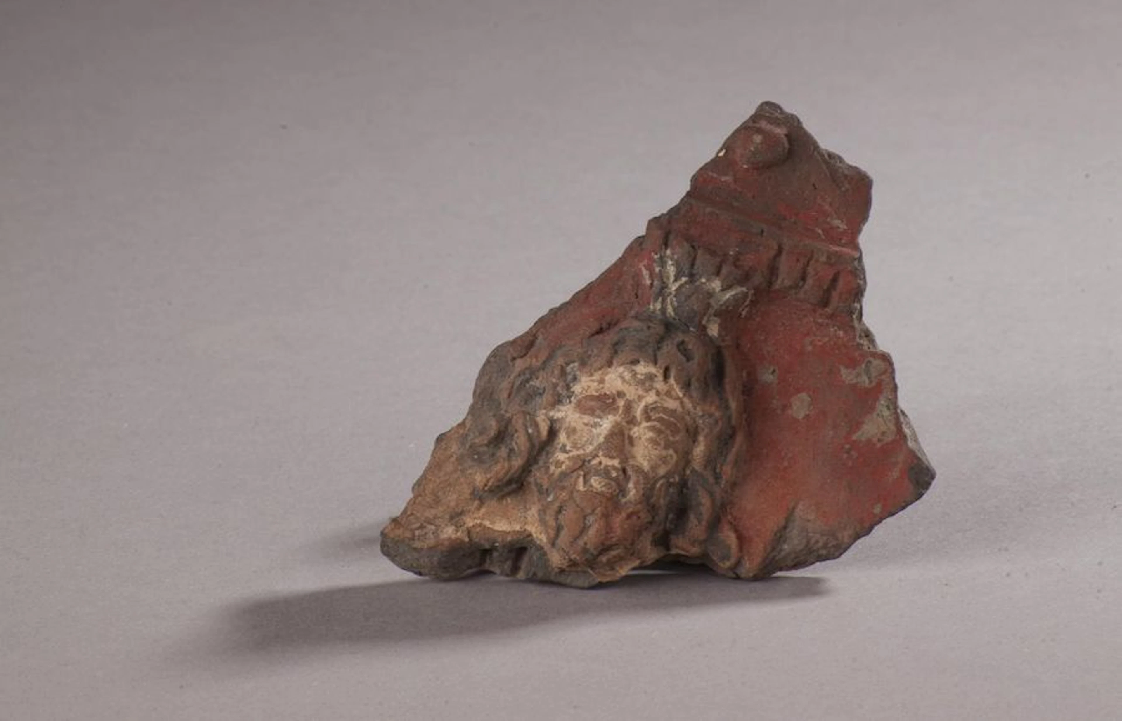 Fragment de sculpture polychrome figurant…