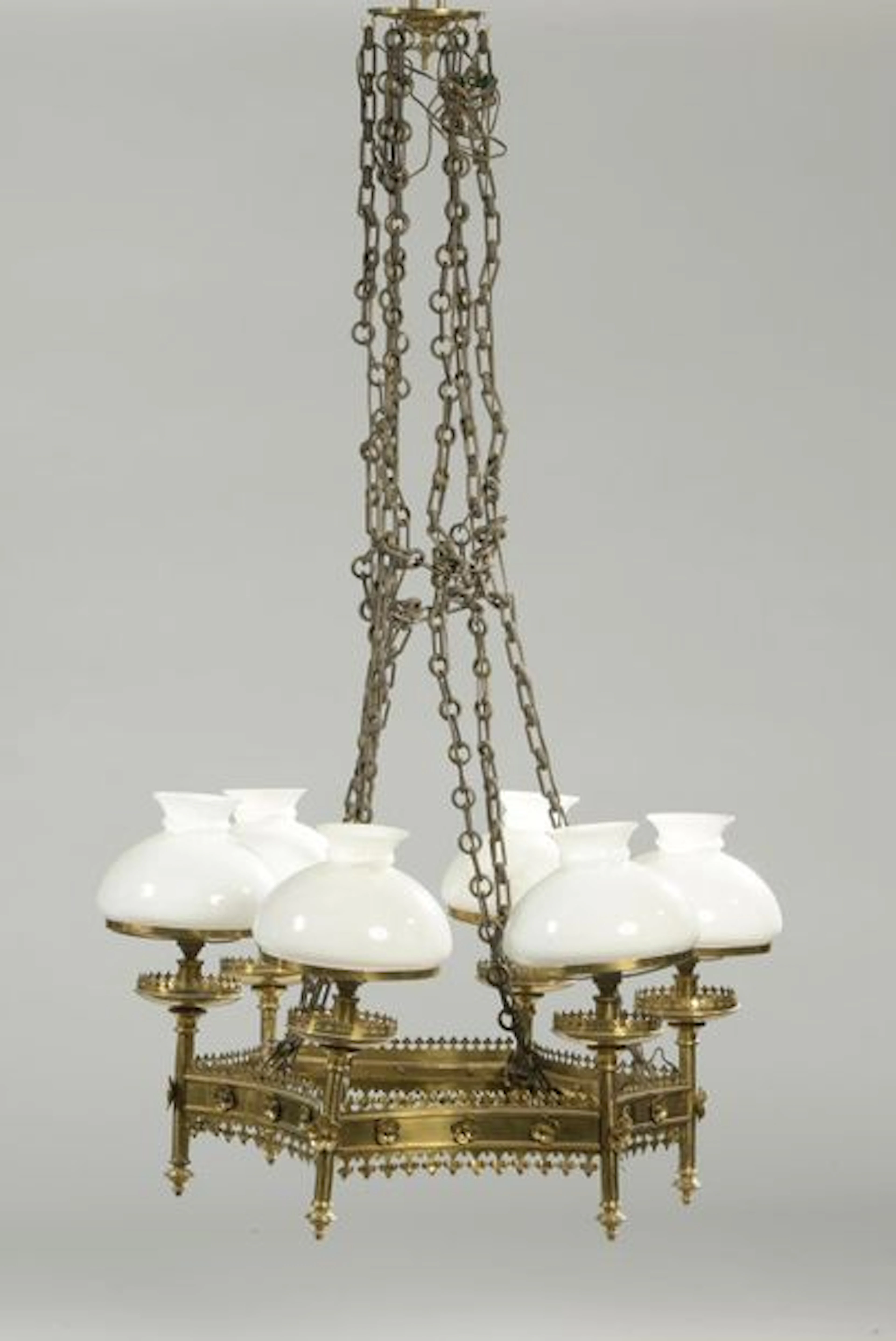 Important lustre néo-gothique en laiton et…