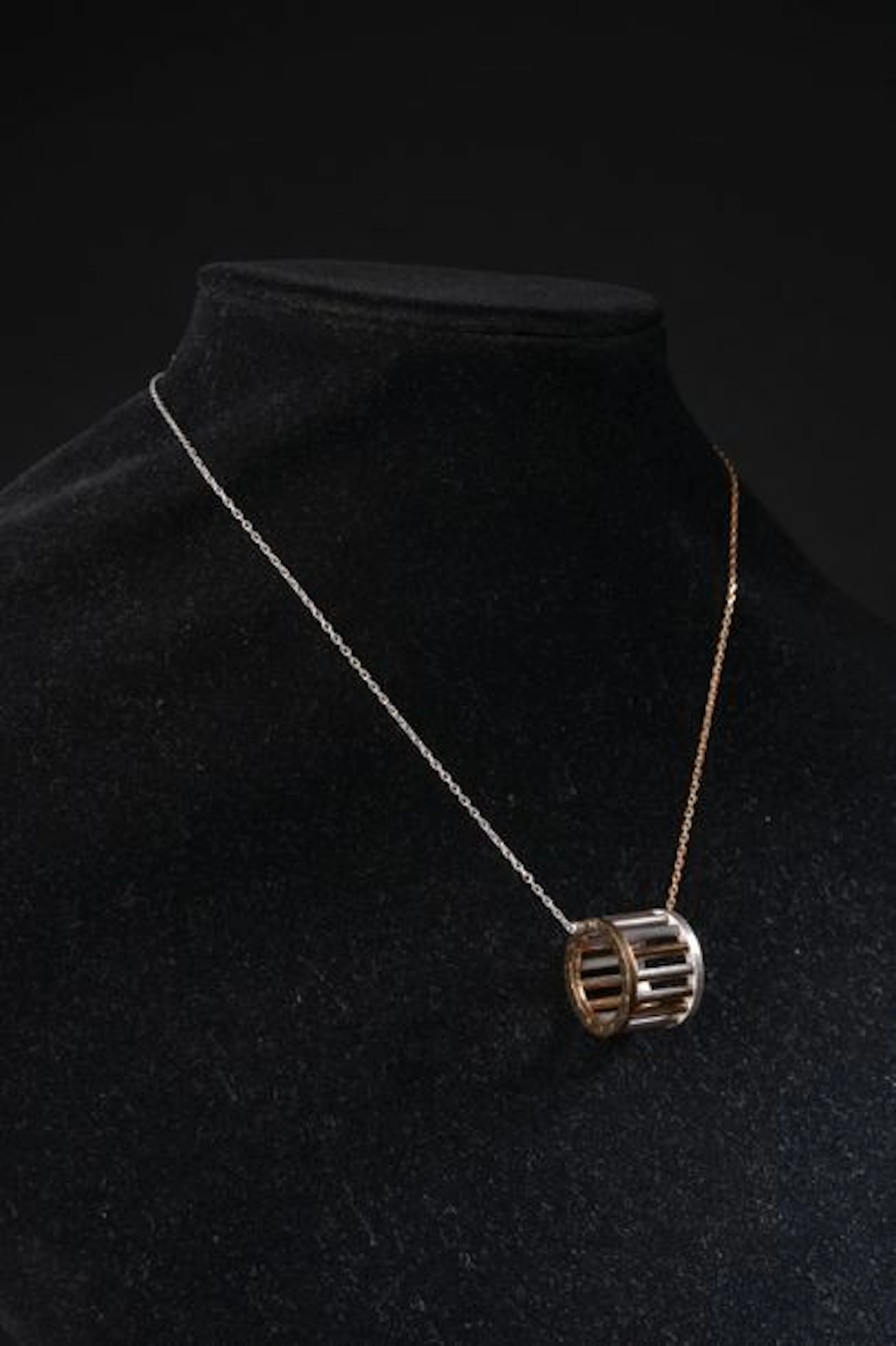 *Bague en argent et cuivre, composée de colonnes…