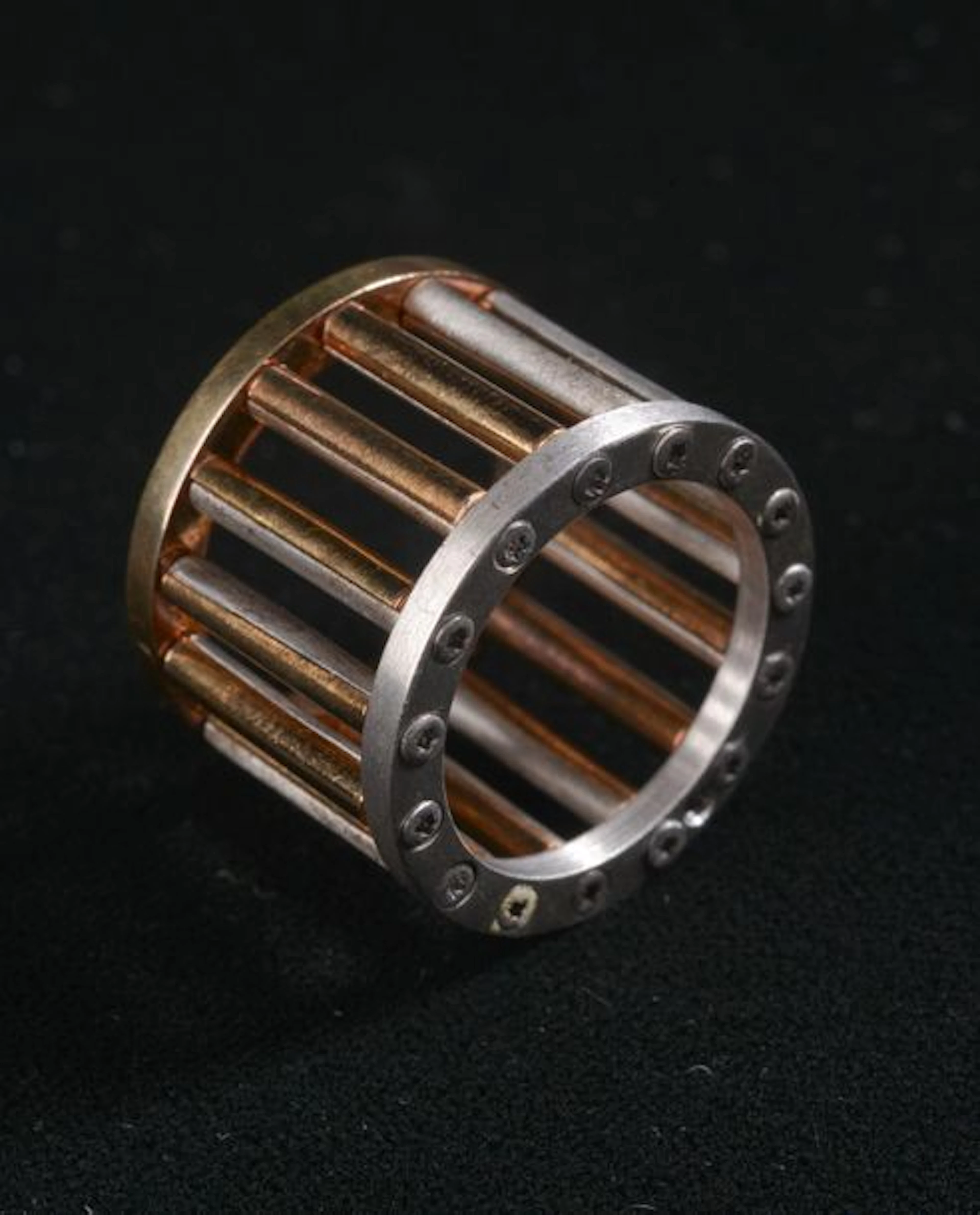 *Bague en argent et cuivre, composée de colonnes…