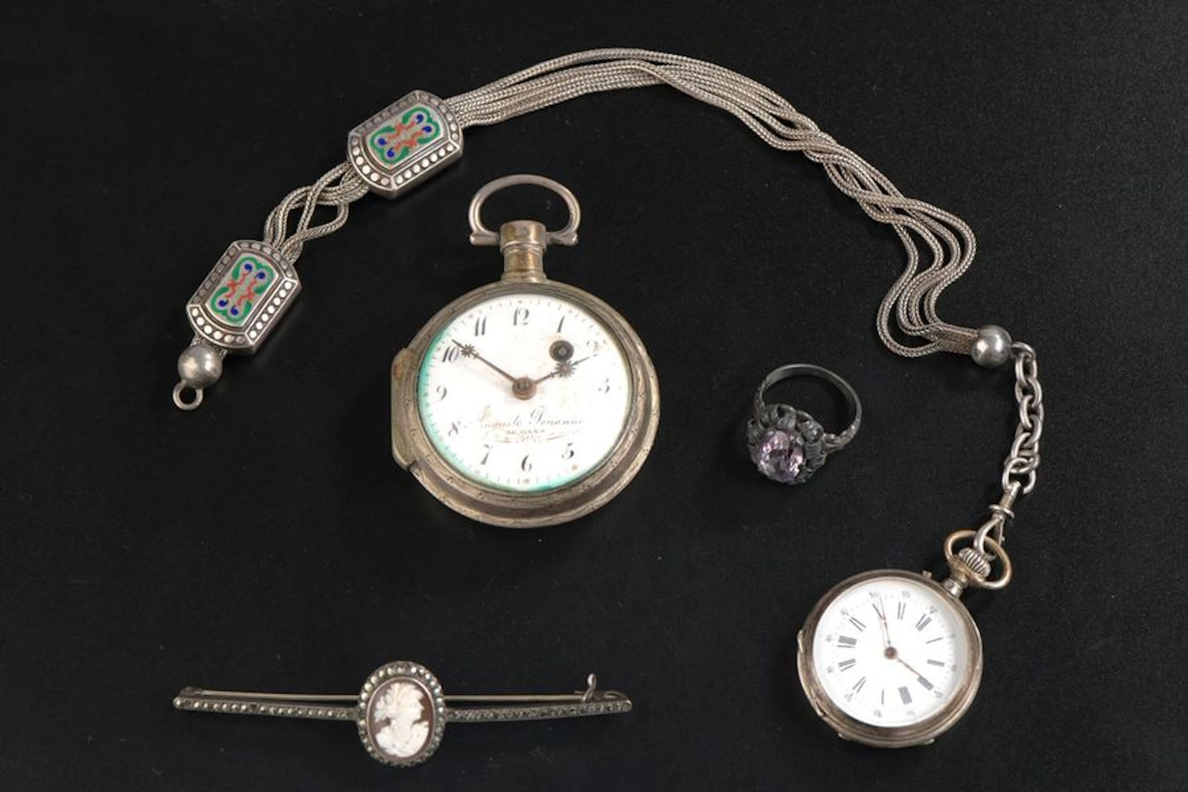 Ensemble en argent comprenant une bague ornée…