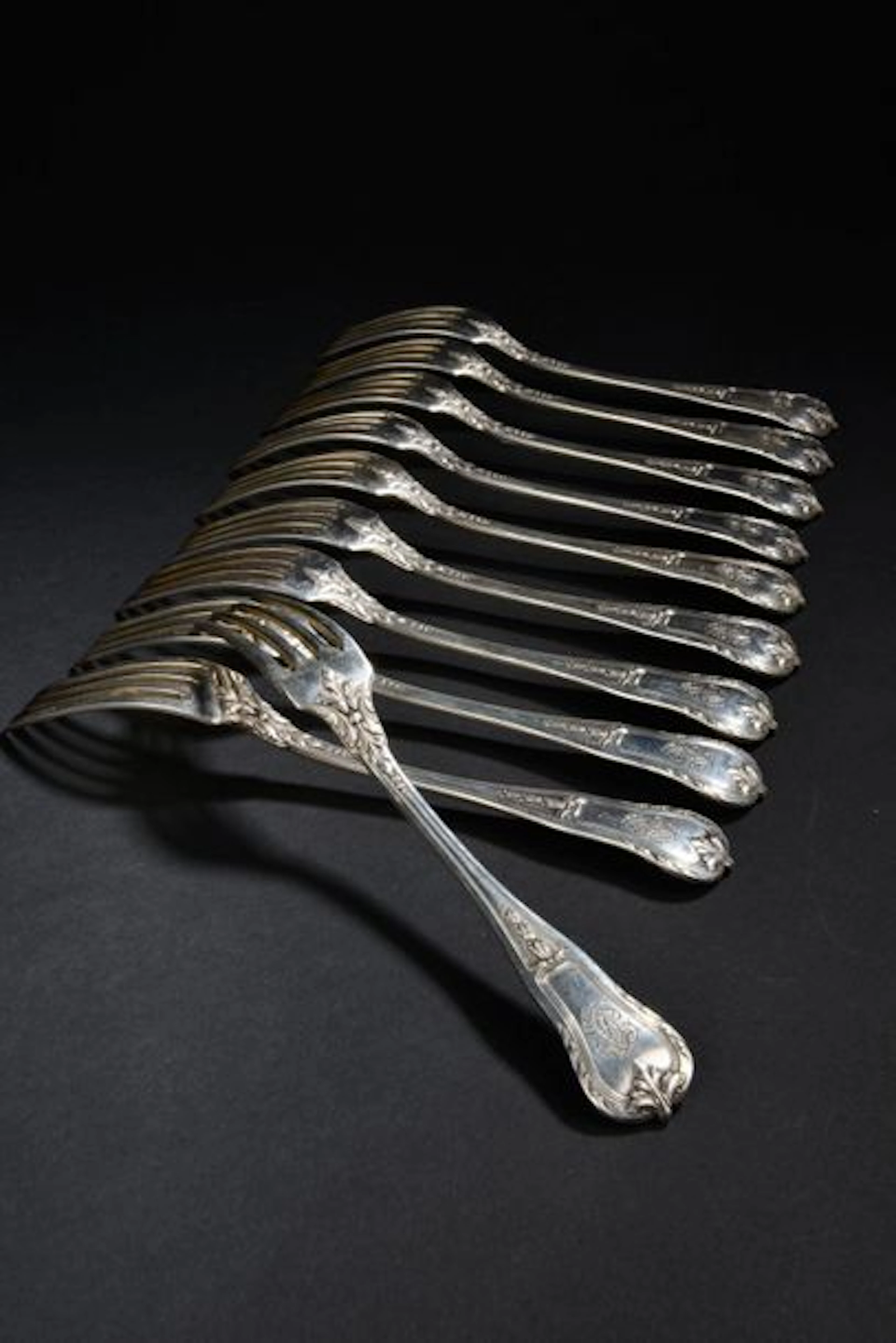 Dix grandes fourchettes en argent, la spatule…
