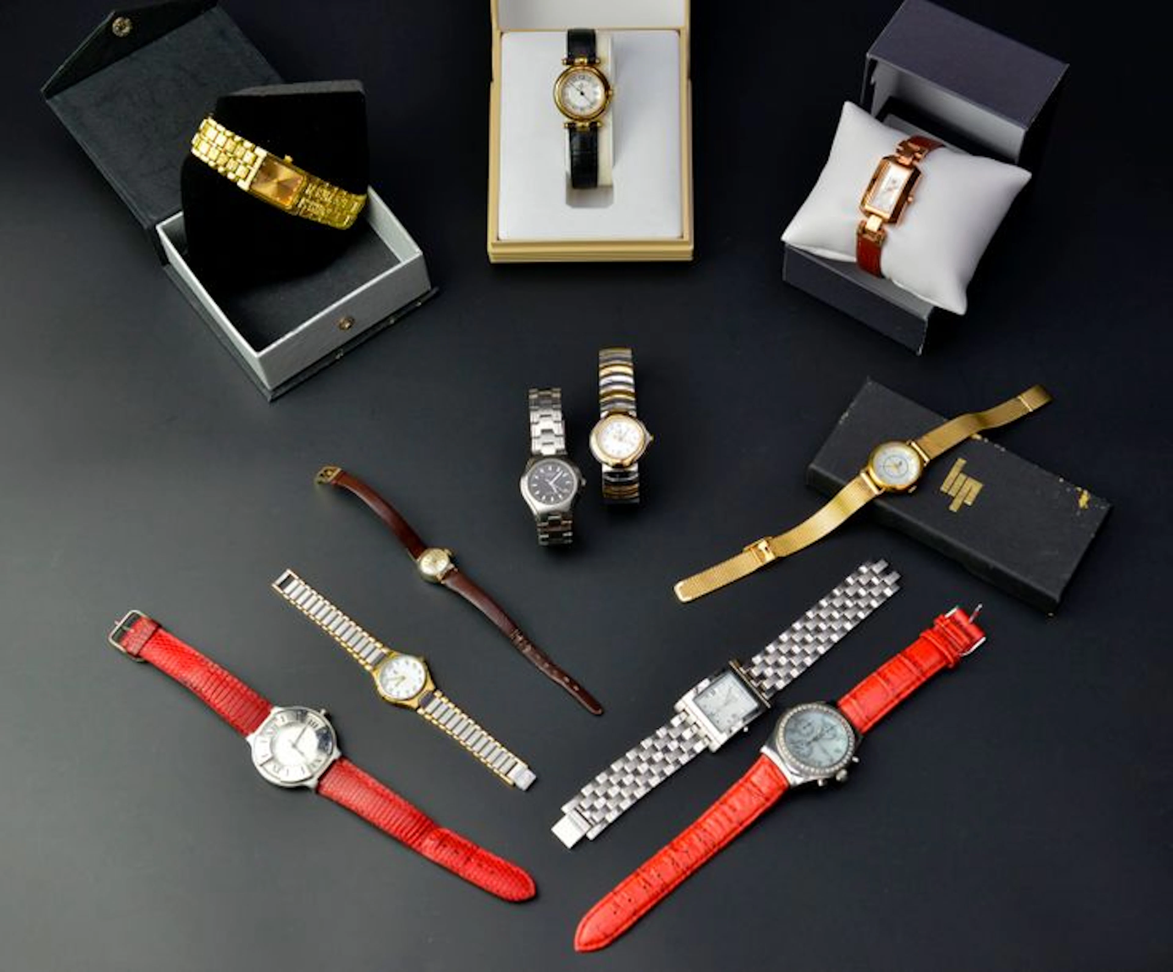 Lot de 11 montres fantaisies en métal notamment…