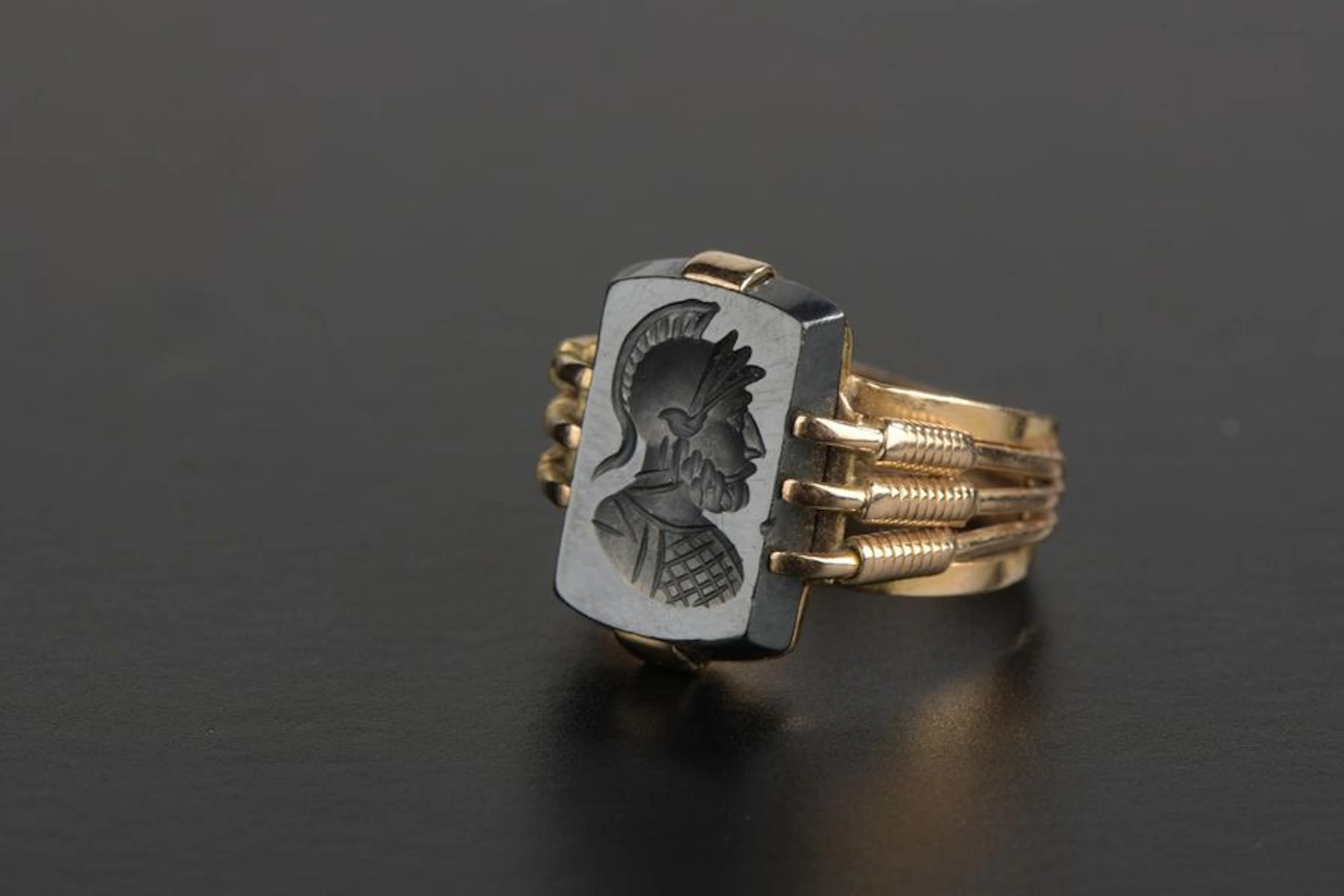 Bague en or jaune 18k griffée d'une intaille…